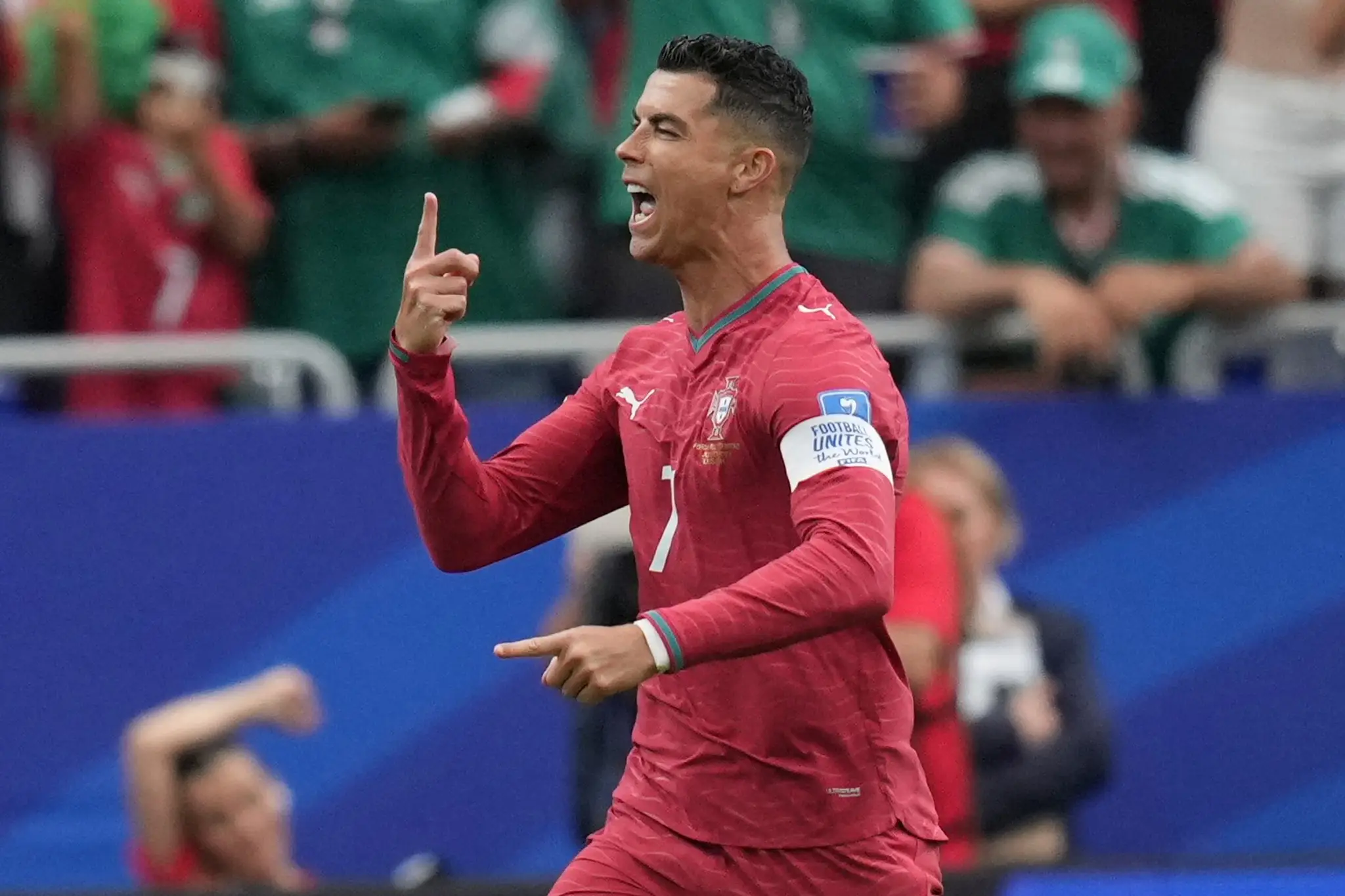 Futbalista Portugalska Cristiano Ronaldo sa raduje z gólu.