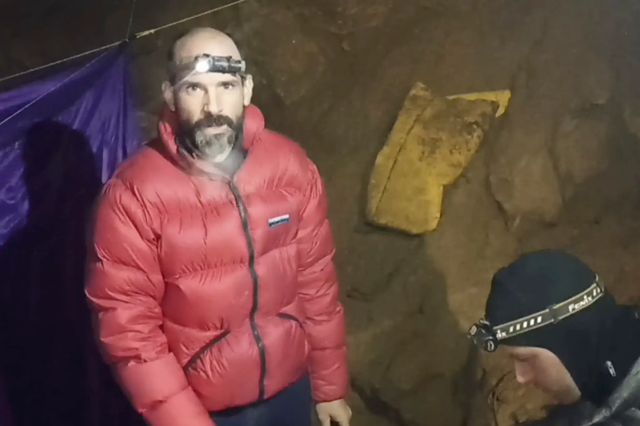 Na snímke americký speleológ Mark Dickey sa rozpráva so svojím kolegom v jaskyni Morca pri meste Anamur.