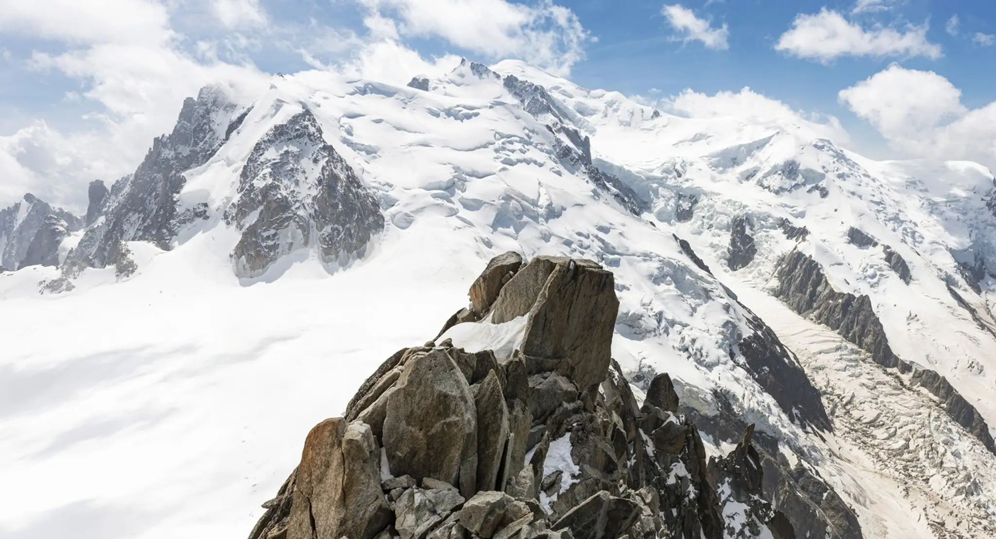 Pohľad na hlavý vrchol masívu Mont Blanc z hory Mont Blanc du Tacul.
