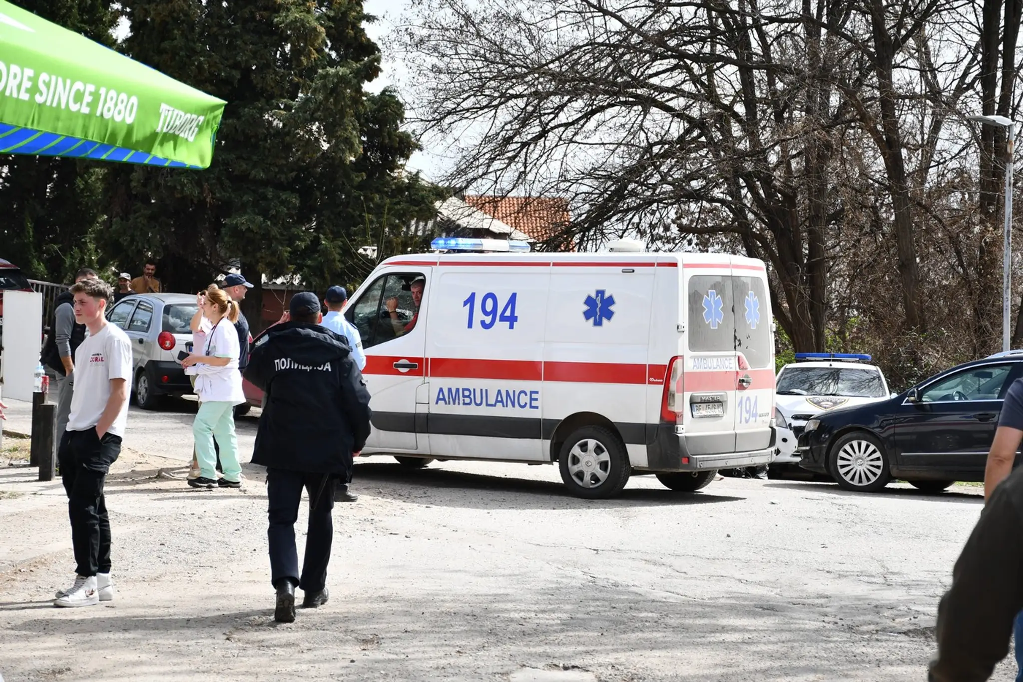 Sanitka smerujúca k miestu požiaru v Kočani.