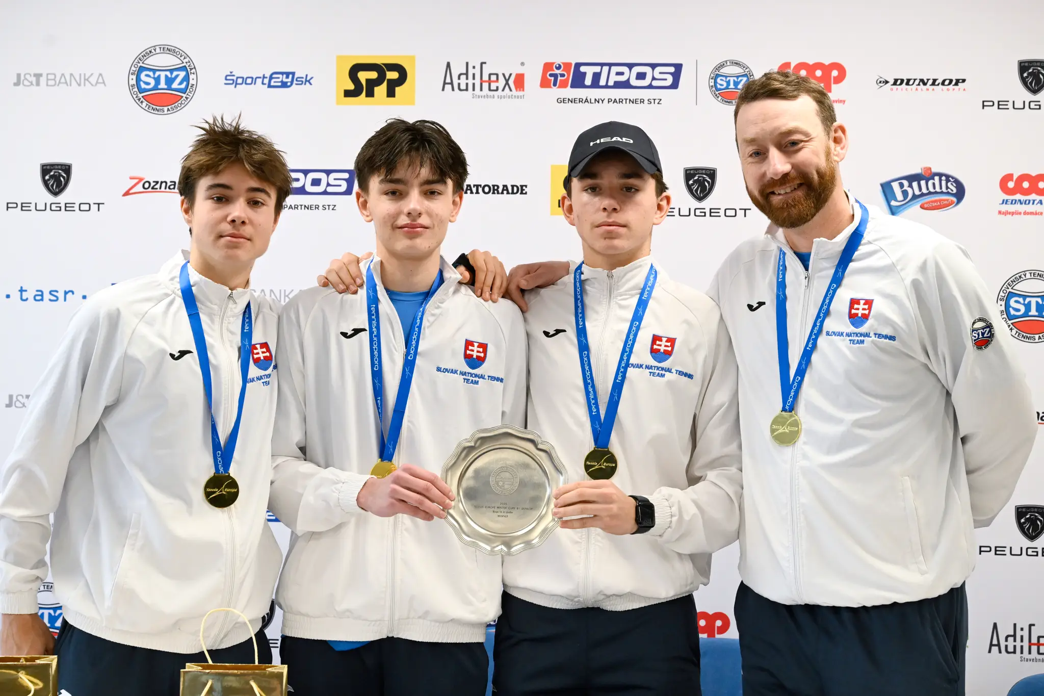 zľava Dominik Mačej, Leon Sloboda, Richard Križan a kapitán tímu Miroslav Mečíř ml. počas tlačovej konferencie po zisku zlata na majstrovstvách Európy tímov do 16 rokov