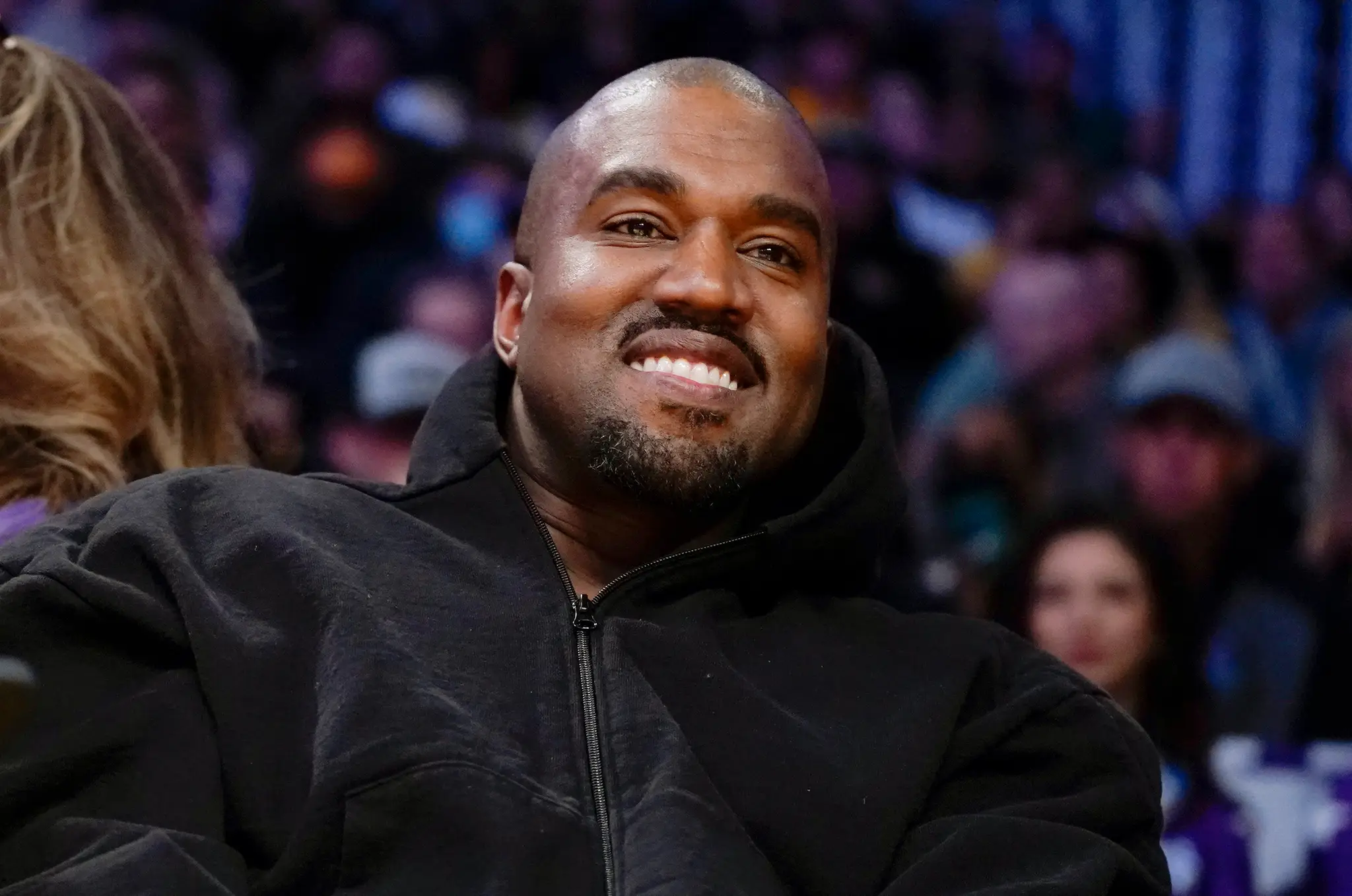 Na archívnej snímke z 11. marca 2022 v Los Angeles Kanye West sleduje zápas zámorskej NBA Washington Wizards - Los Angeles Lakers.