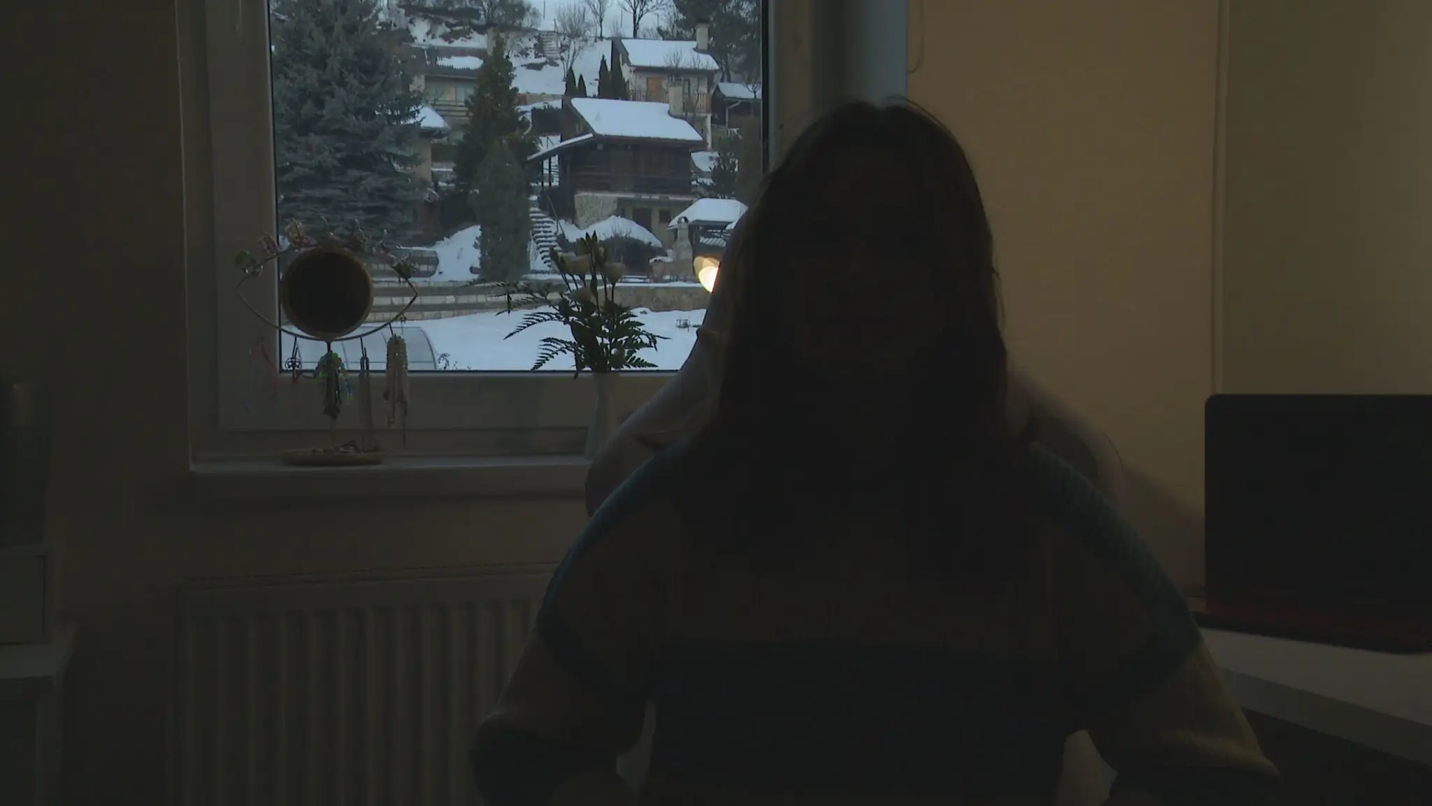 Klára má problémy so sebapoškodzovaním.