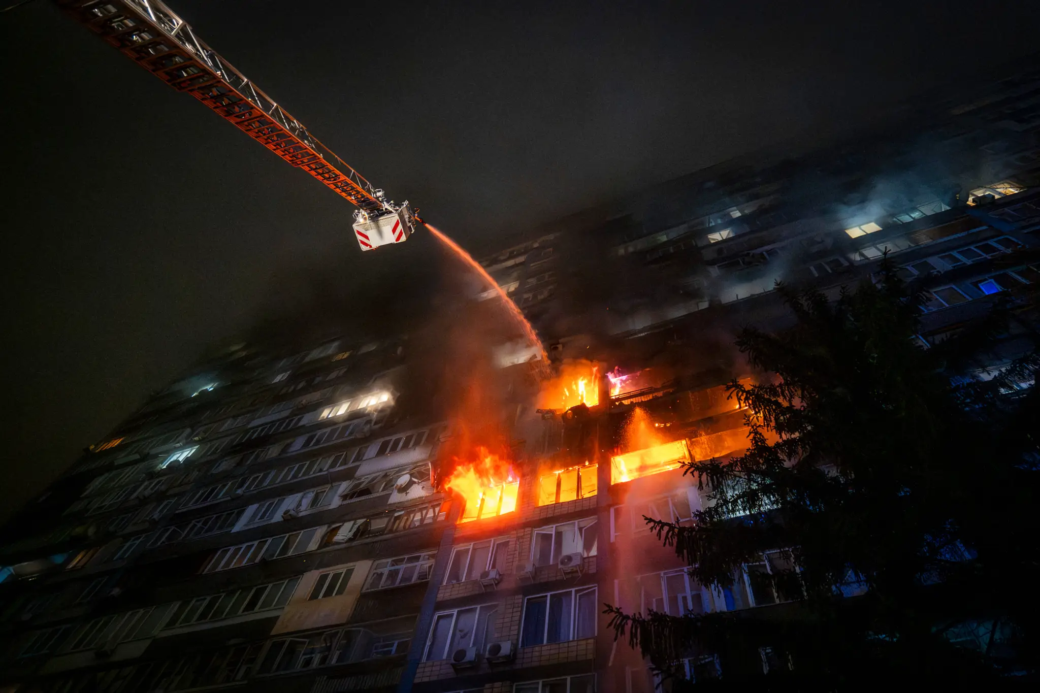 archívna fotka horiaceho bytu v Kyjeve po ruskom dronovom útoku 