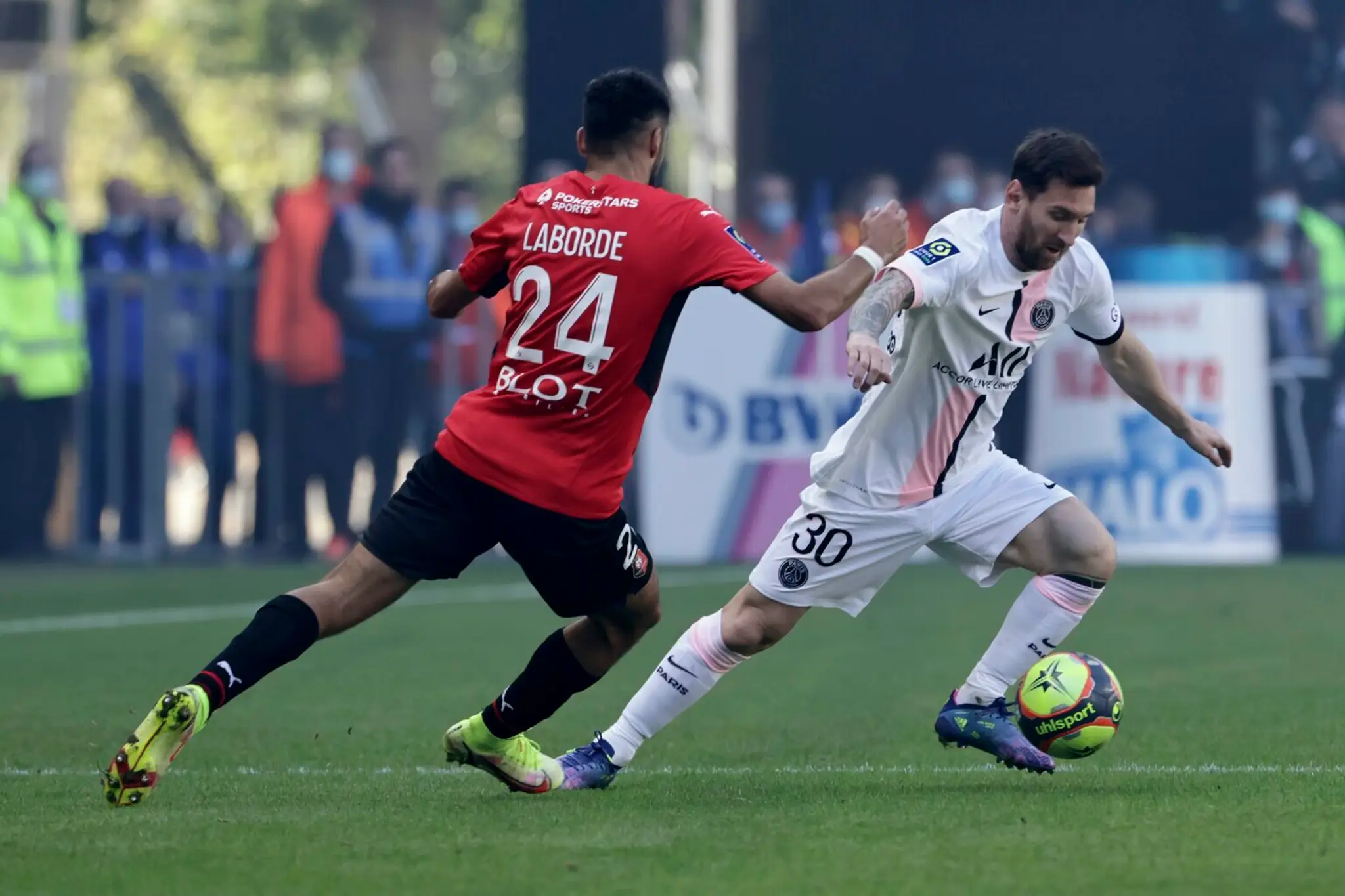 Lionel Messi (vpravo) a Gaëtan Laborde.