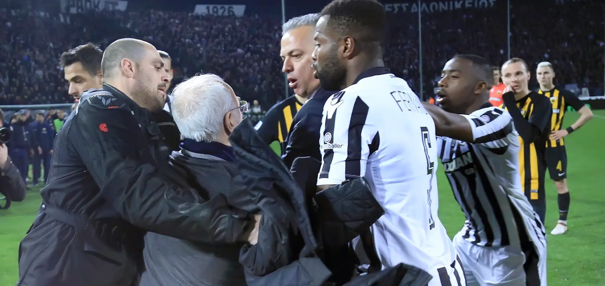 Prezident PAOK Solún Ivan Savvidis po zápase s AEK Atény.