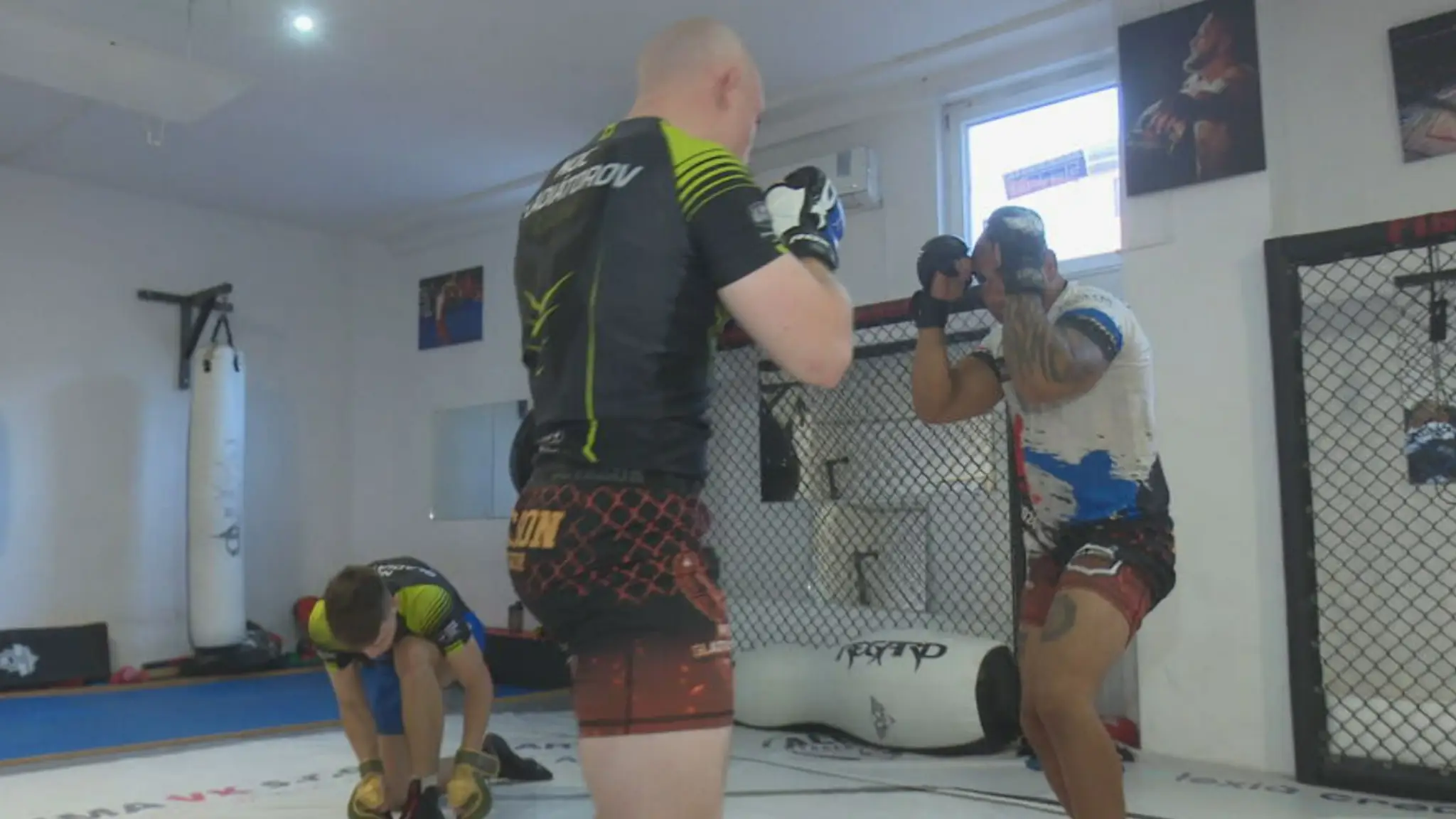 Zápasník MMA spacifikoval muža so zbraňou