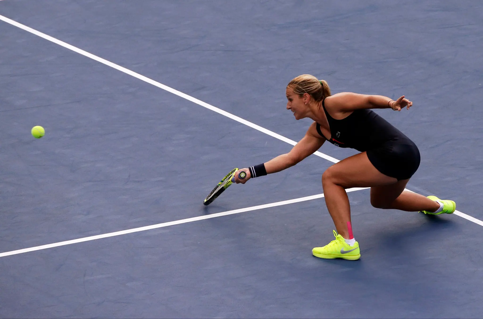 Cibulková vracia loptičku Bouchardovej v treťom kole US Open 2015.