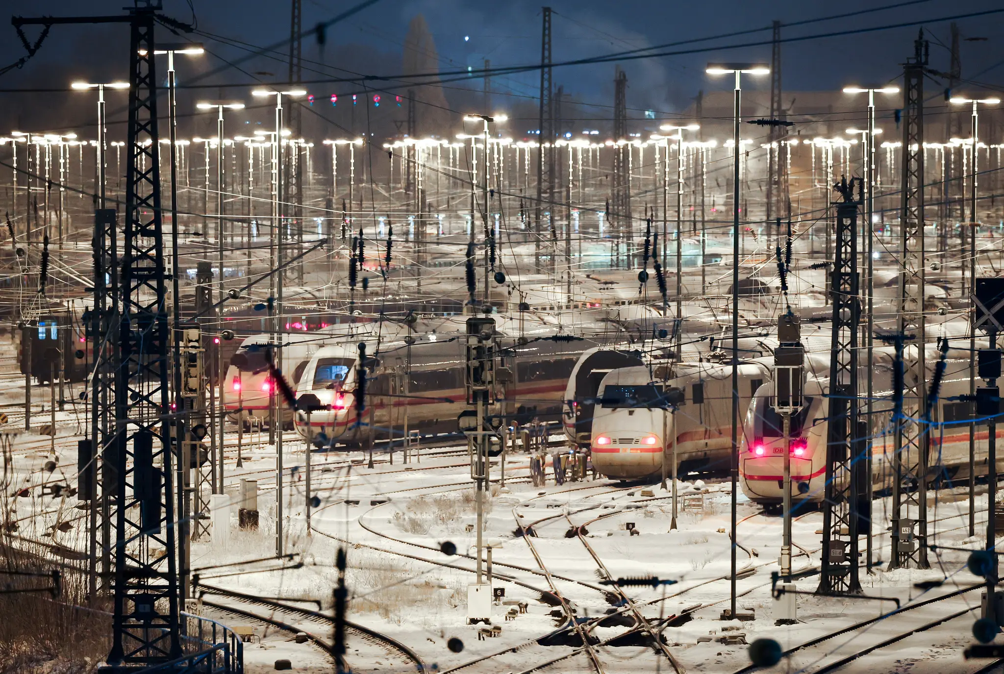 Vlaky ICE nemeckej spoločnosti Deutsche Bahn parkujú na trati počas štrajku rušňovodičov v závode DB v Hamburgu.