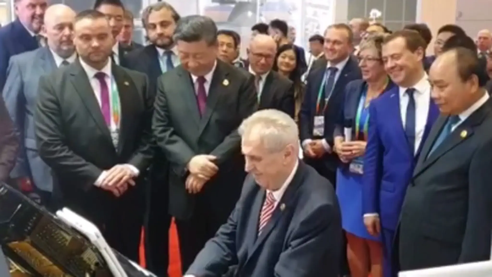 Český prezident zahral na klavíri.