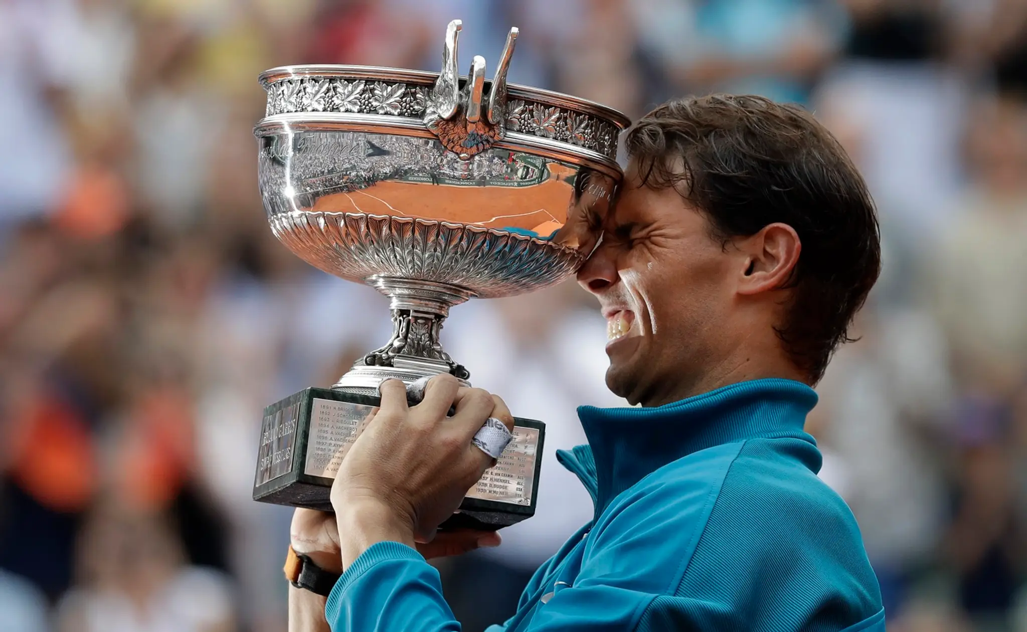 Rafael Nadal s trofejou pre víťaza Roland Garros.