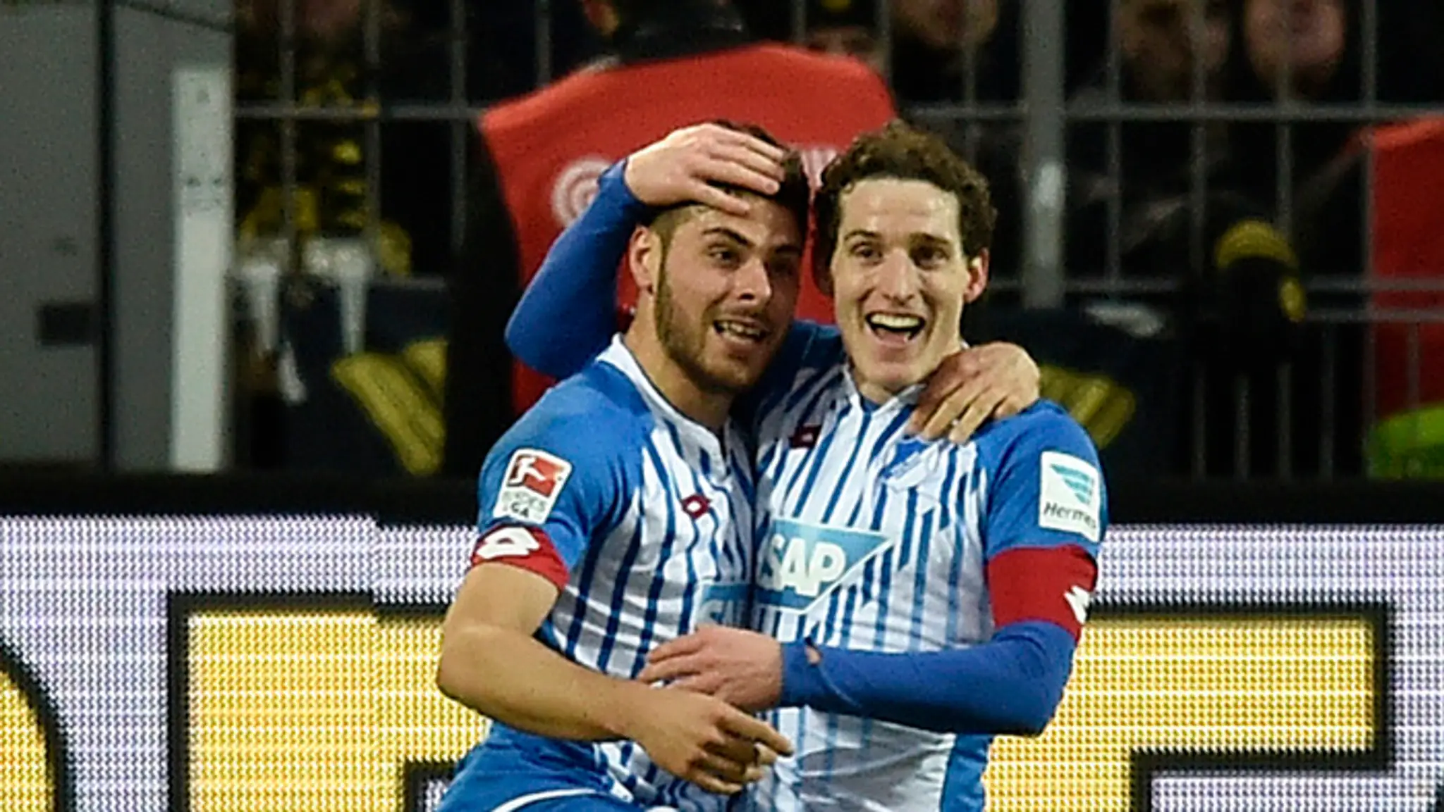 Sebastian Rudy (vpravo) sa teší z gólu so spohráčom Kevinom Vollandom. (Archívna snímka).