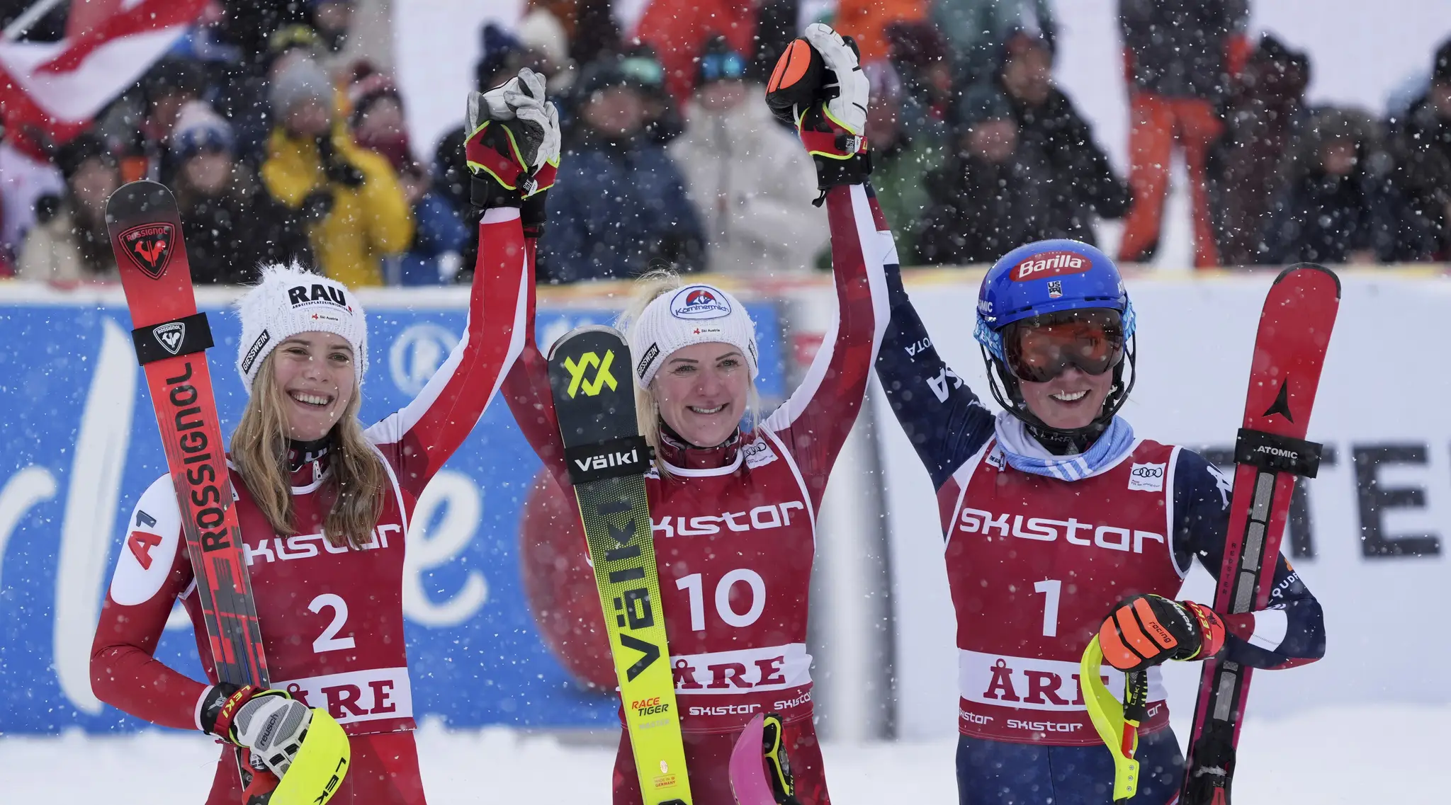 Rakúska lyžiarka Katharina Truppeová (uprostred) sa teší na pódiu po víťazstve v slalome Svetového pohára vo švédskom Are v nedeľu 9. marca 2025. Druhá skončila jej krajanka Katharina Liensbergerová (vľavo). Pódium doplnila Američanka Mikaela Shiffrinová.