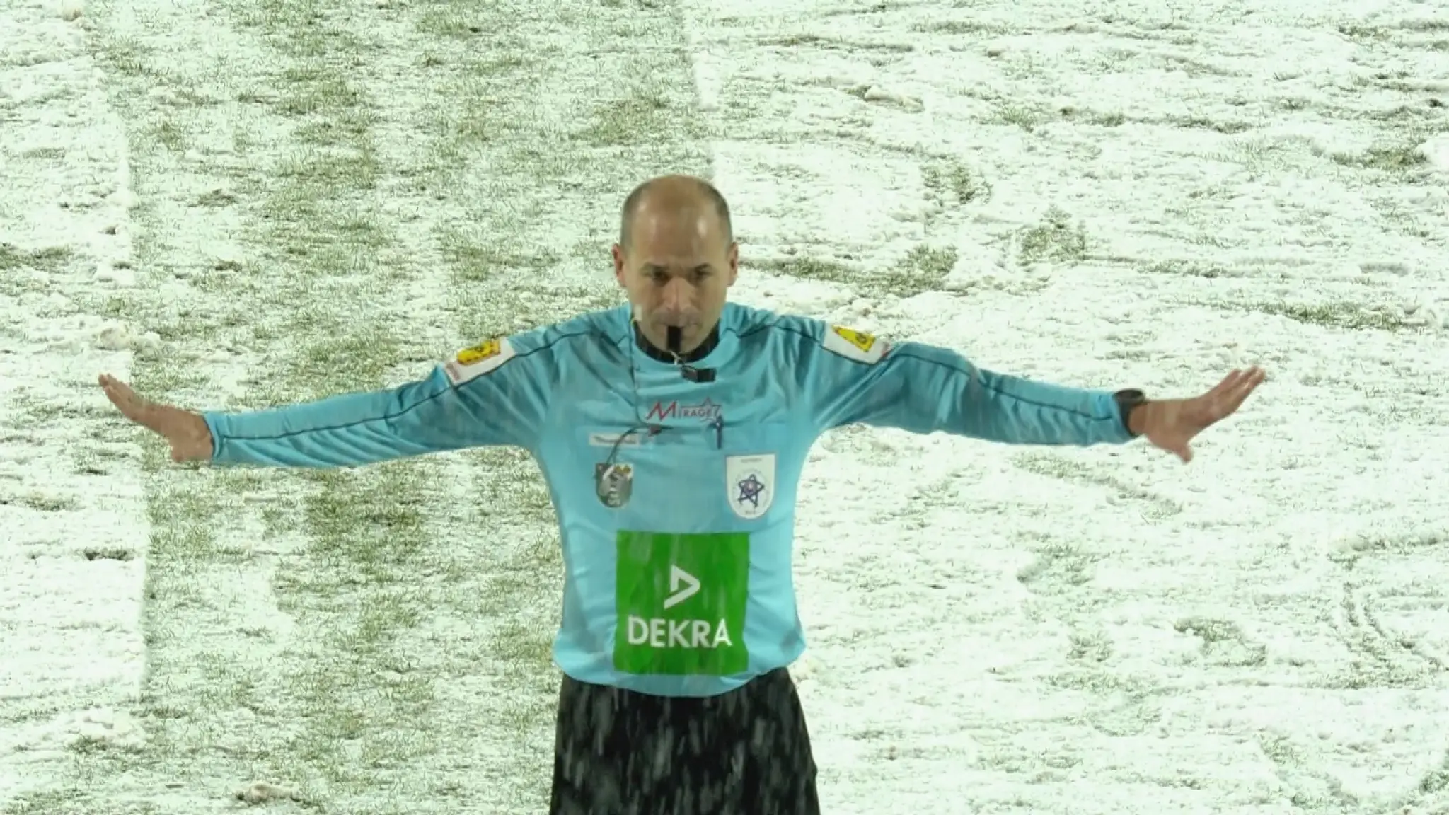 Rozhodca Michal Smolák sa vzhľadom na stav ihriska rozhodol zápas predčasne ukončiť.