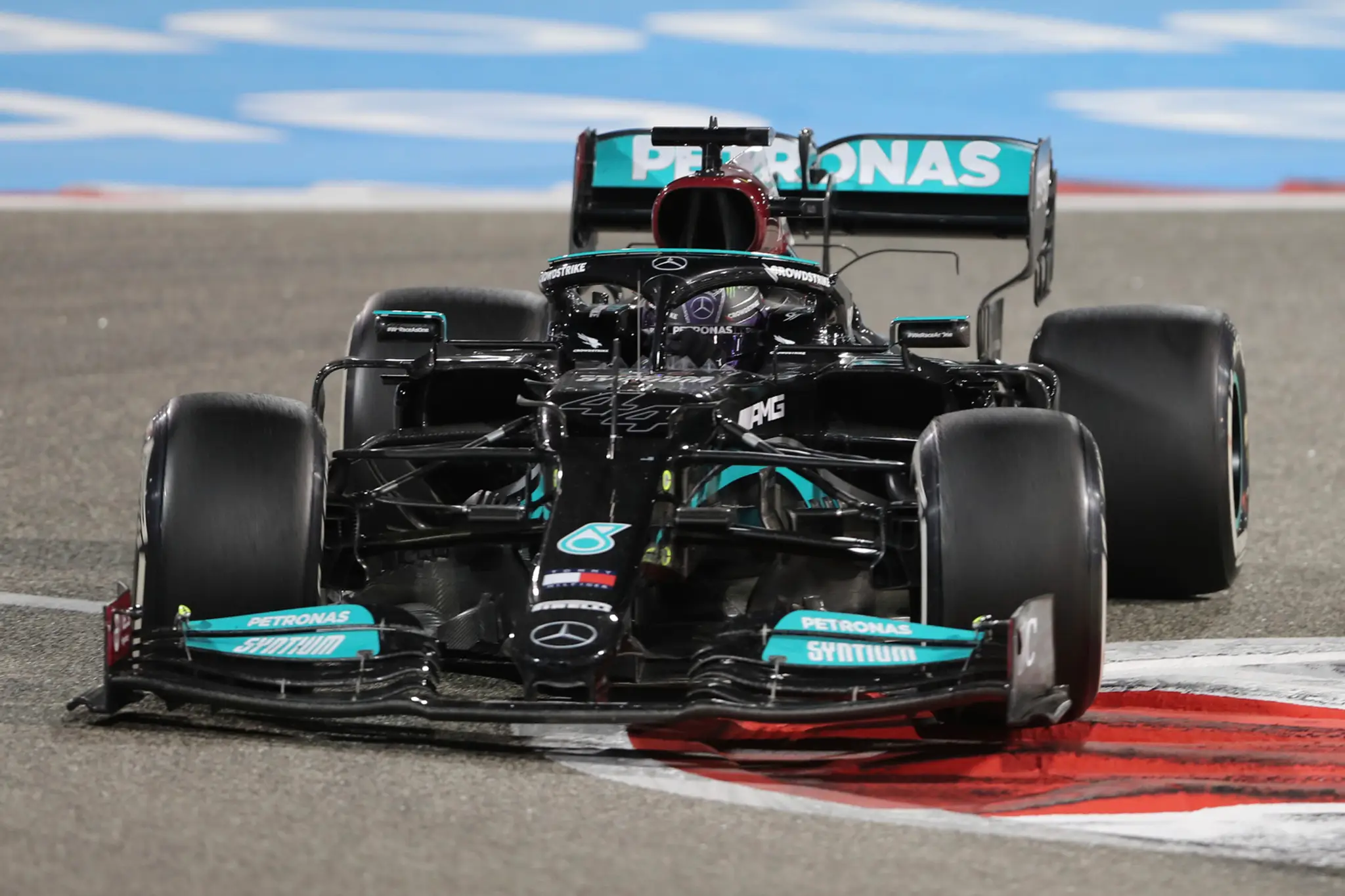 Brit Lewis Hamilton na Mercedese zvíťazil na Veľkej cene Bahrajnu.
