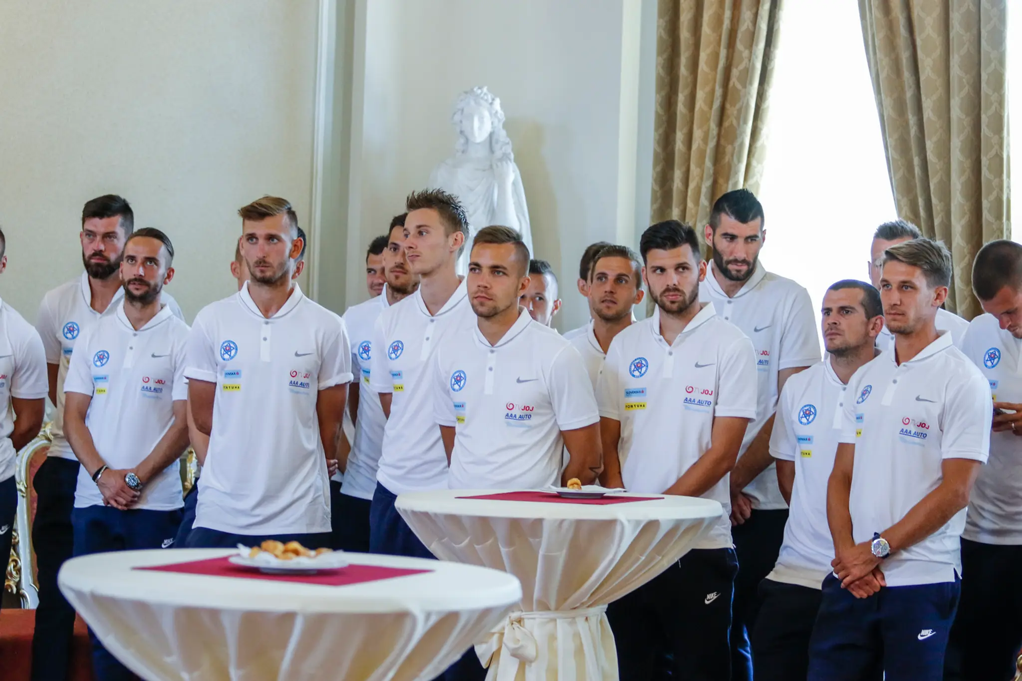 Slovenskí futbaloví reprezentanti počas prijatia na Úrade vlády SR.