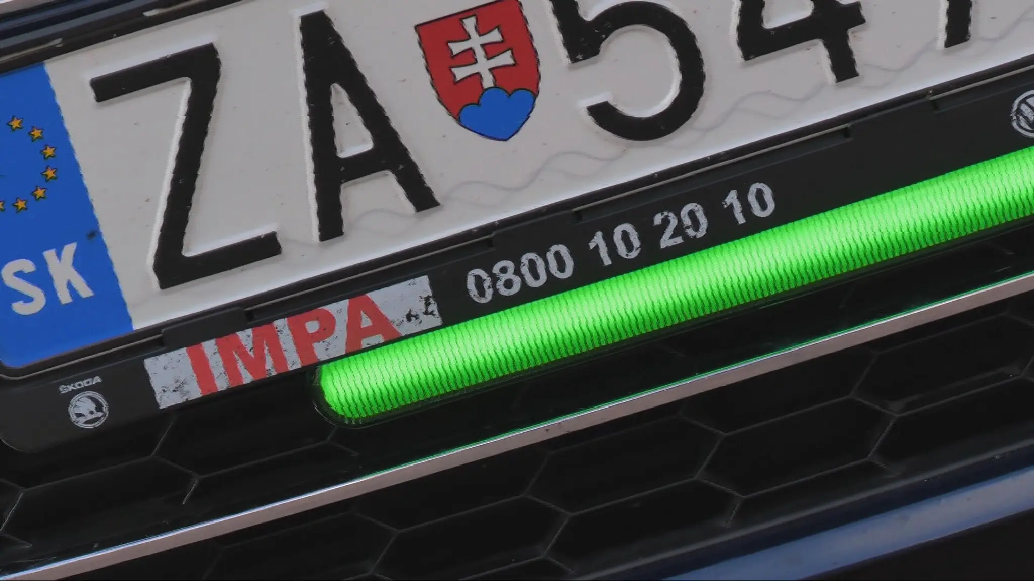 O prednom brzdovom svetle sa už rokuje v parlamente