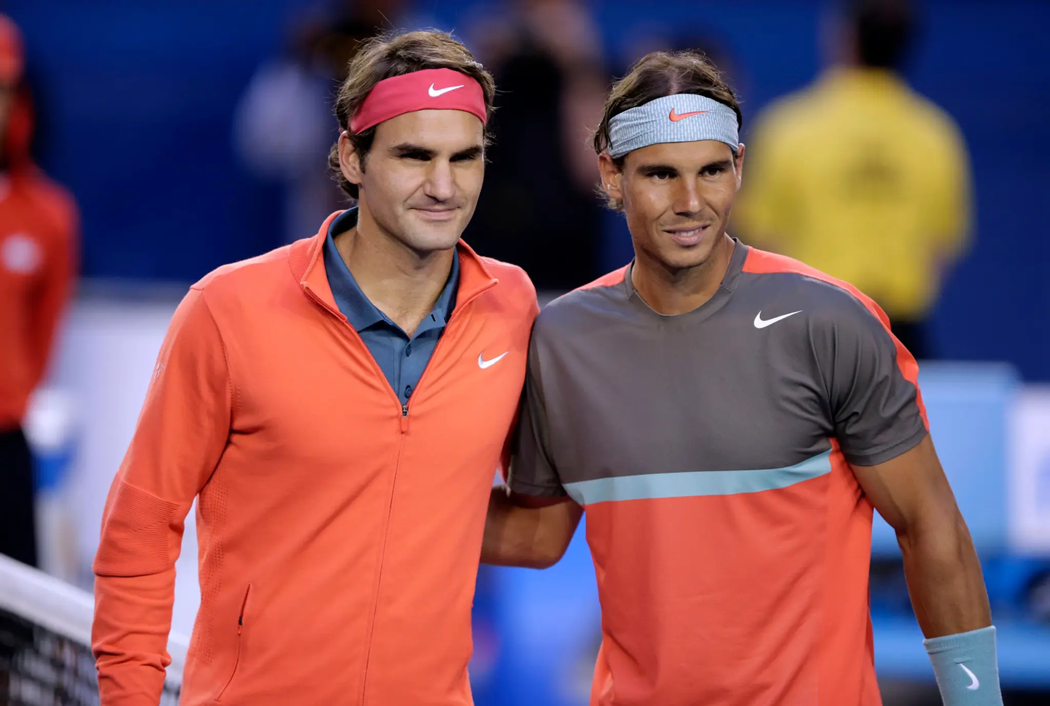 Na archívnej snímke z roku 2014  Rafael Nadal a Roger Federer pózujú fotografom pred začiatkom semifinále mužskej dvojhry na AO.