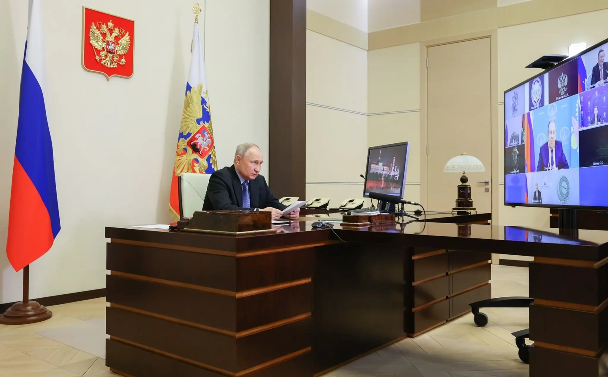 Ruský prezident Vladimir Putin vo svojej pracovni počas videokonferencie s členmi bezpečnostnej rady.