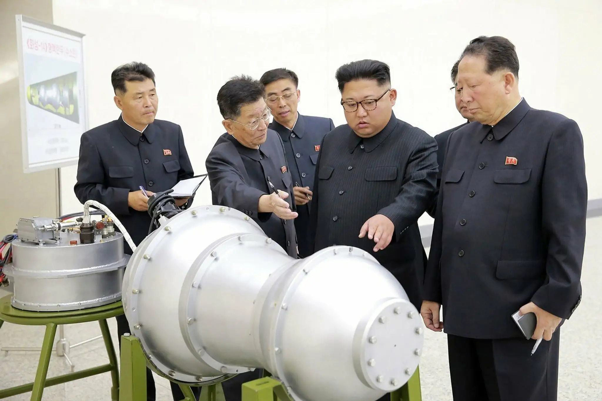 Severokórejský vodca Kim Čong Un si prezerá časti údajnej vodikovej bomby.