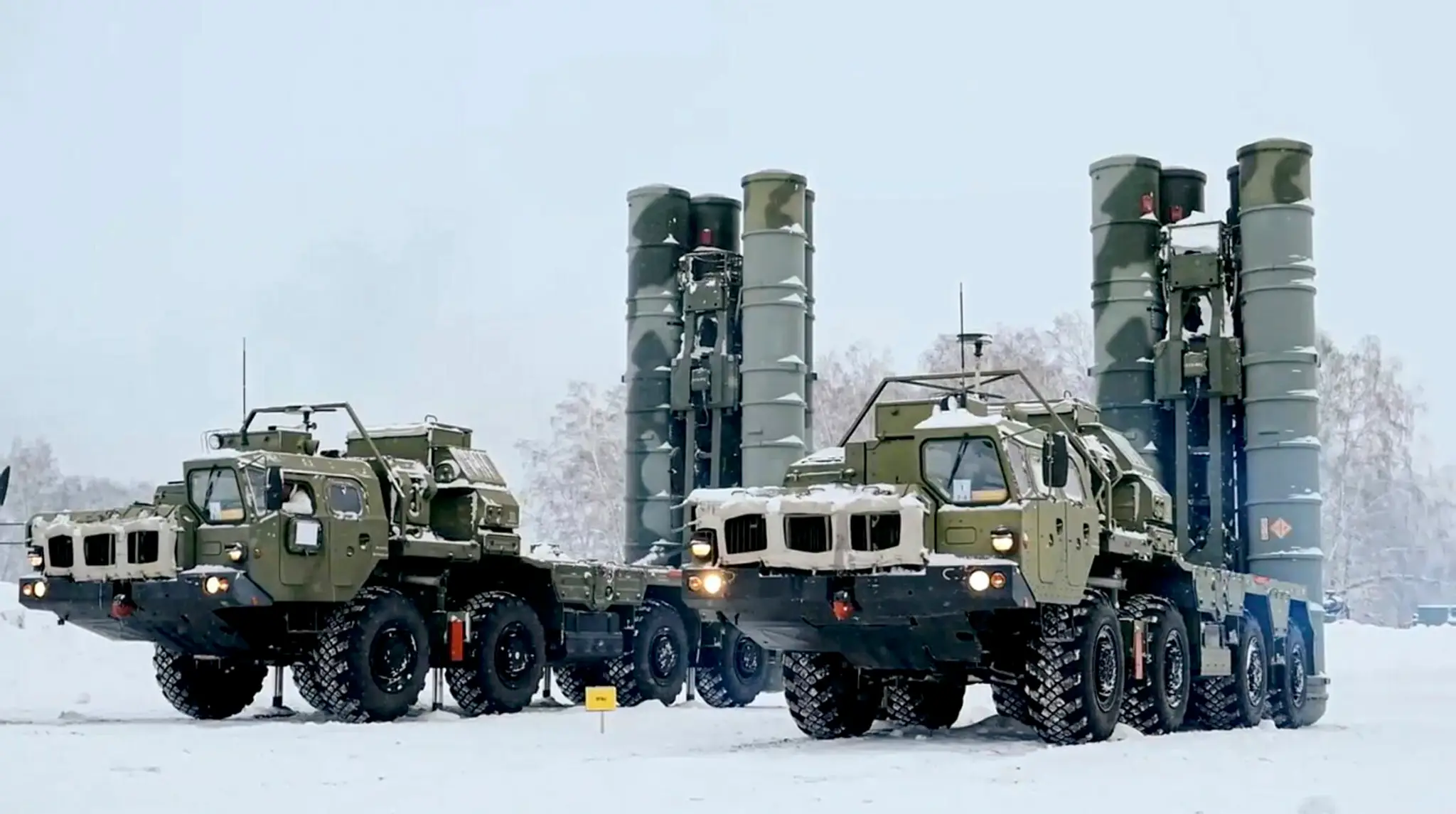 Ruské protiraketové obranné systémy S-400 v pozícii počas vojenského cvičenia.