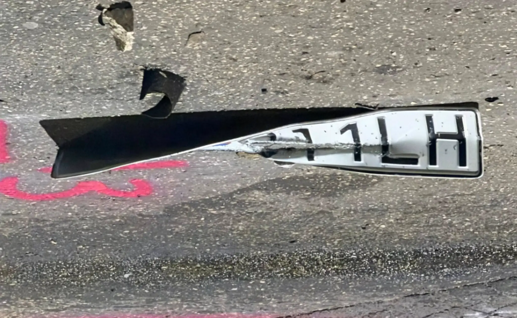 Unikajúce auto v centre Bratislavy demolovalo všetko, čo mu prišlo do cesty.