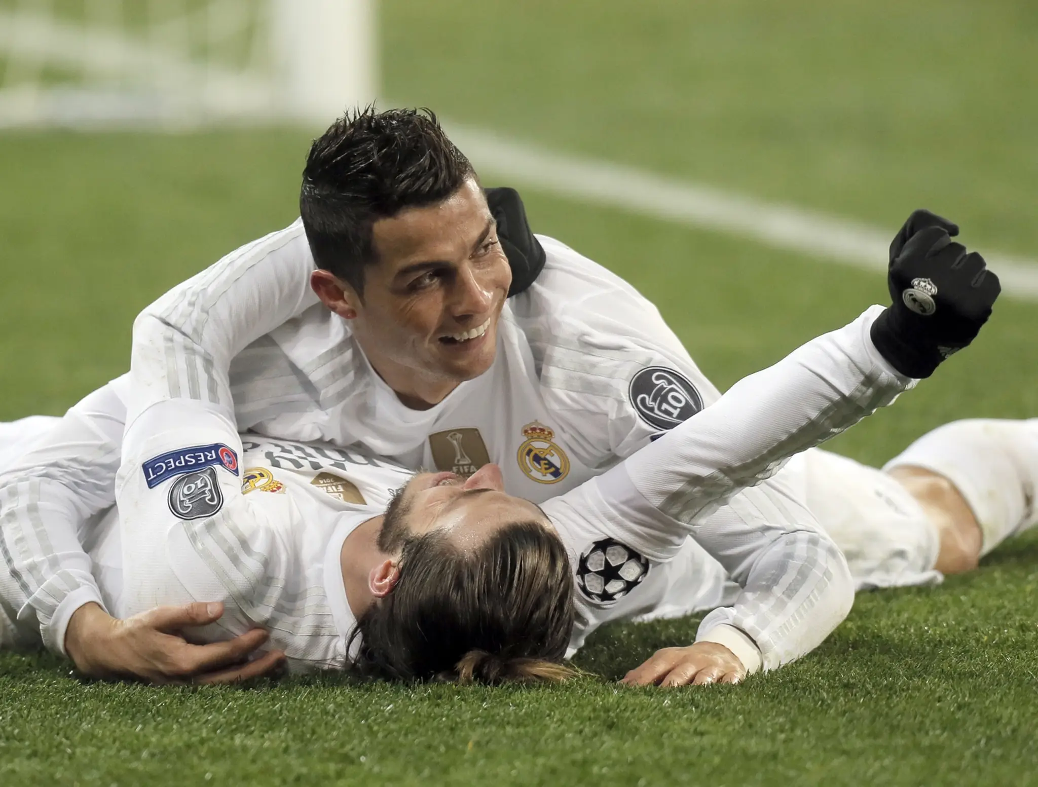 Hráč Realu Madrid Cristiano Ronaldo oslavuje gól so spoluhráčom Garethom Baleom 