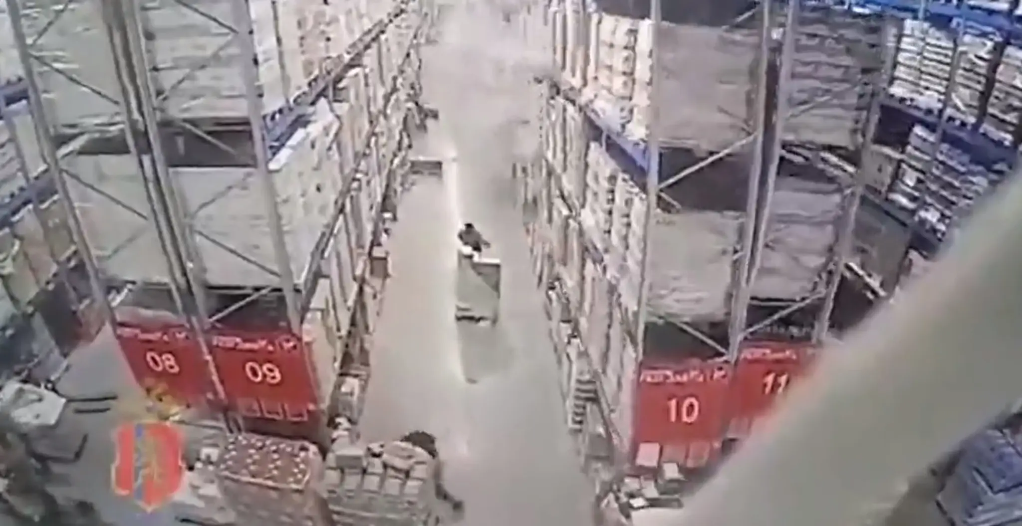 Moment, keď sa začali rúcať regály plné alkoholu.