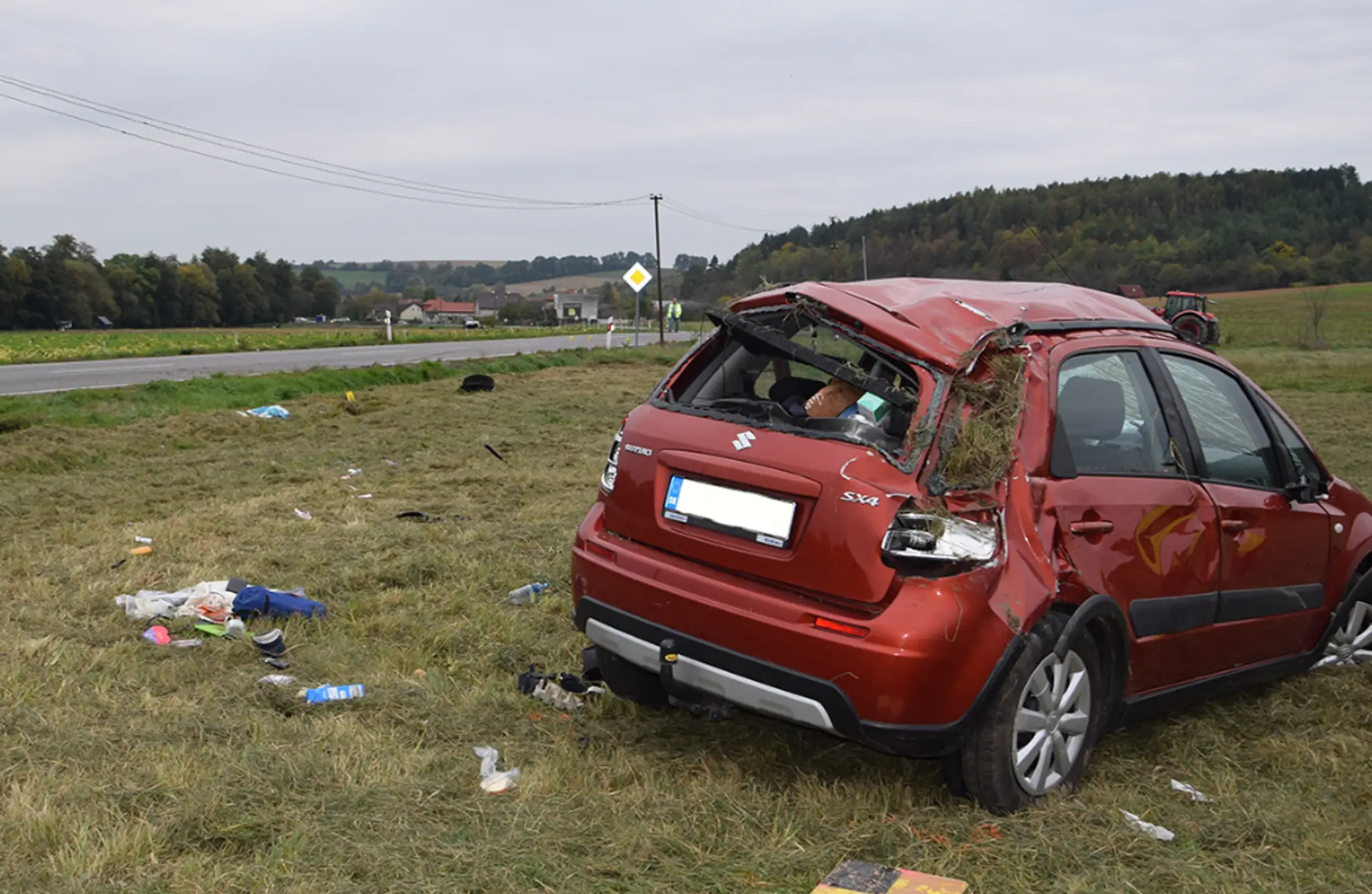 Zničené auto po náraze s tatrovkou v Trenčianskom kraji.