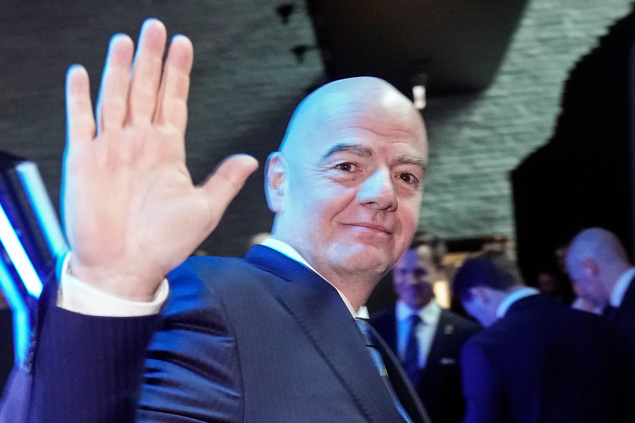 Na snímke prezident FIFA Gianni Infantino máva počas žrebu európskej kvalifikácii MS 2026