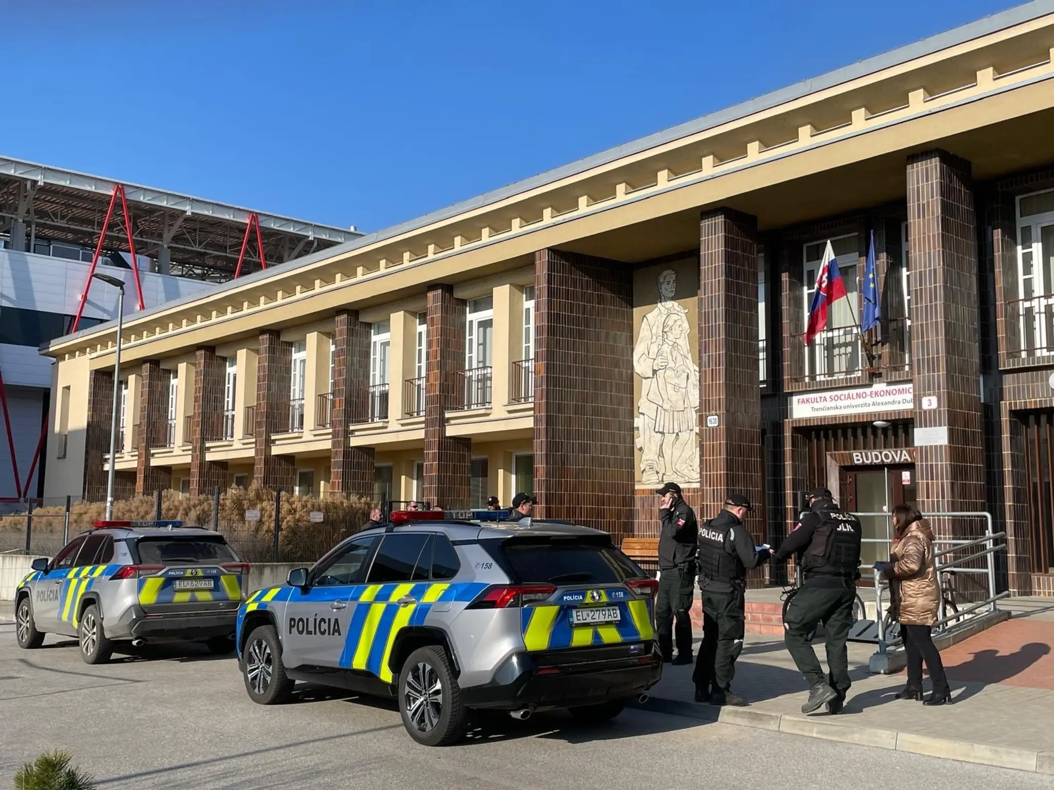 Policajný zásah na Trenčianskej univerzite Alexandra Dubčeka.