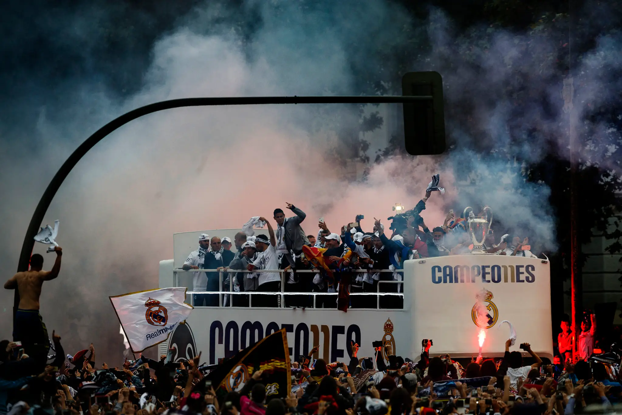 Real Madrid oslavuje víťazstvo Ligy majstrov na madridskom námestí Cibeles.