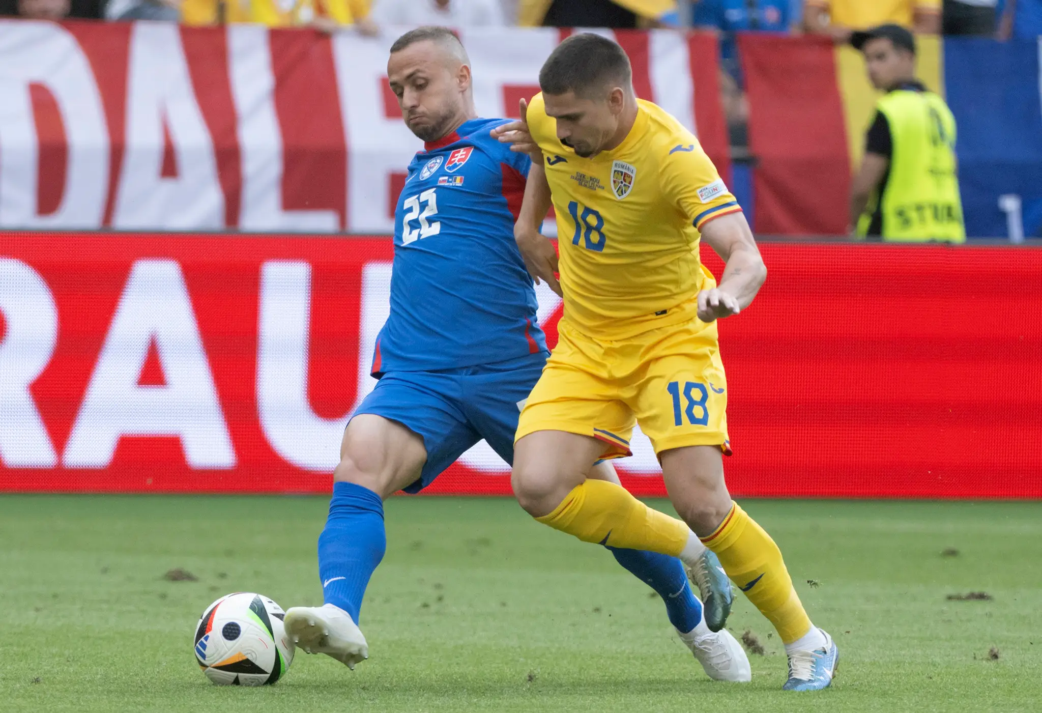 Zľava Stanislav Lobotka a Razvan Marin (Rumunsko) počas zápasu na ME 2024.