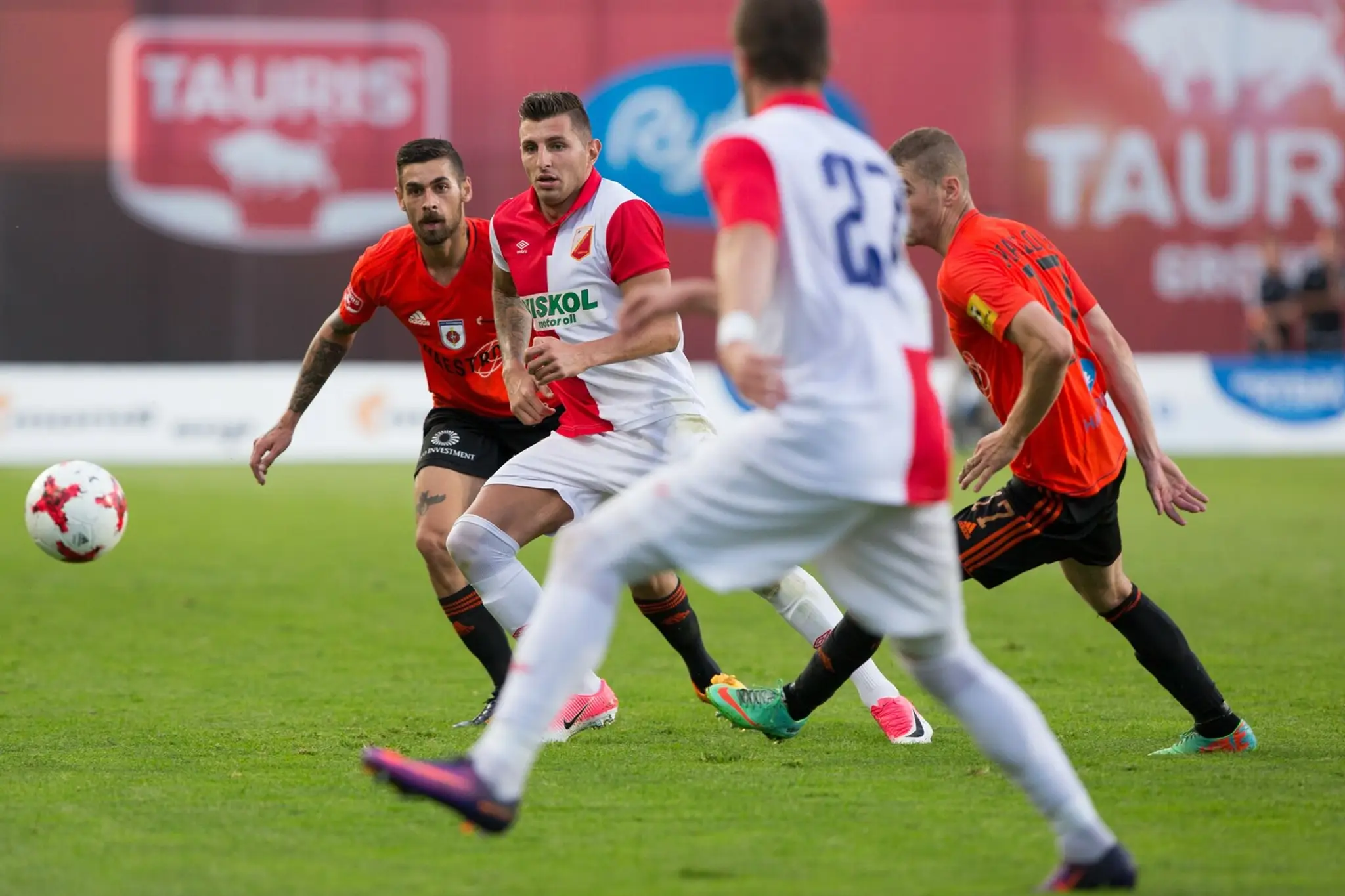 Na snímke zľava Erik Daniel (Ružomberok) a Nikola Trujič (Vojvodina) v odvetnom zápase 1. predkola Európskej ligy.
