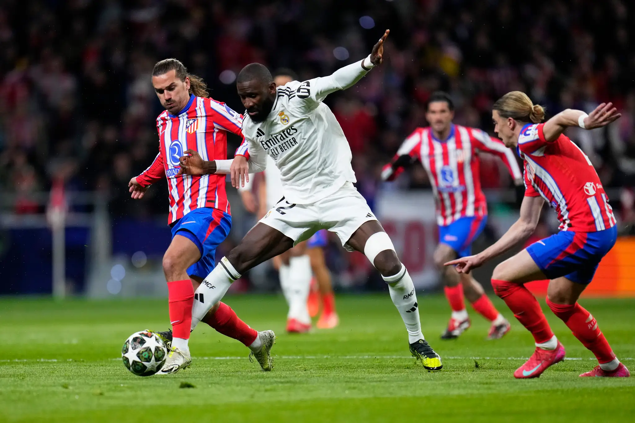 Hráč Atlético Madrid Antoine Griezmann (vľavo) bojuje o loptu s Antoniom Ruedigerom