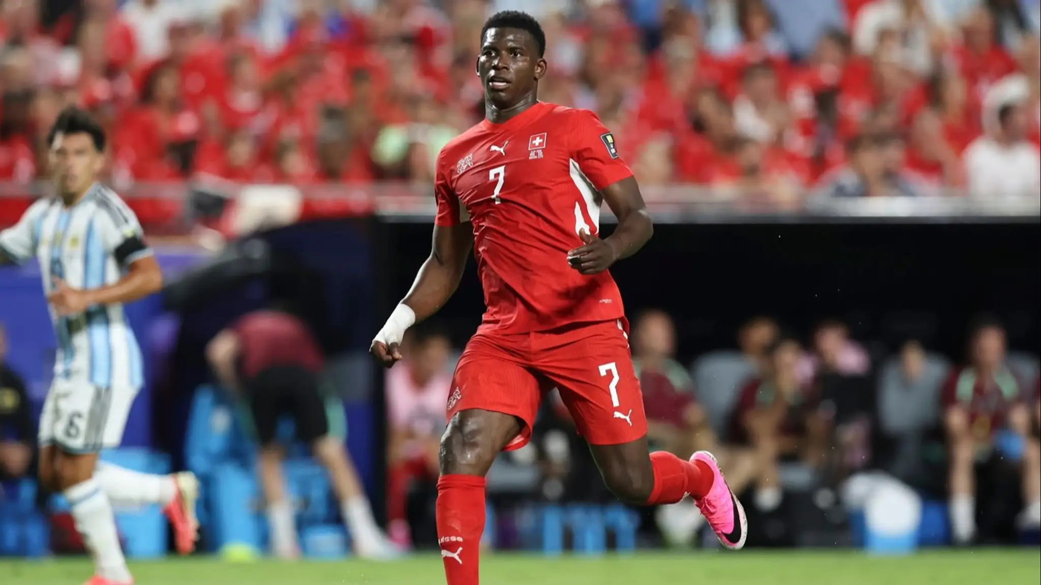 Švajčiarsky futbalista Breel Embolo. (cropped)