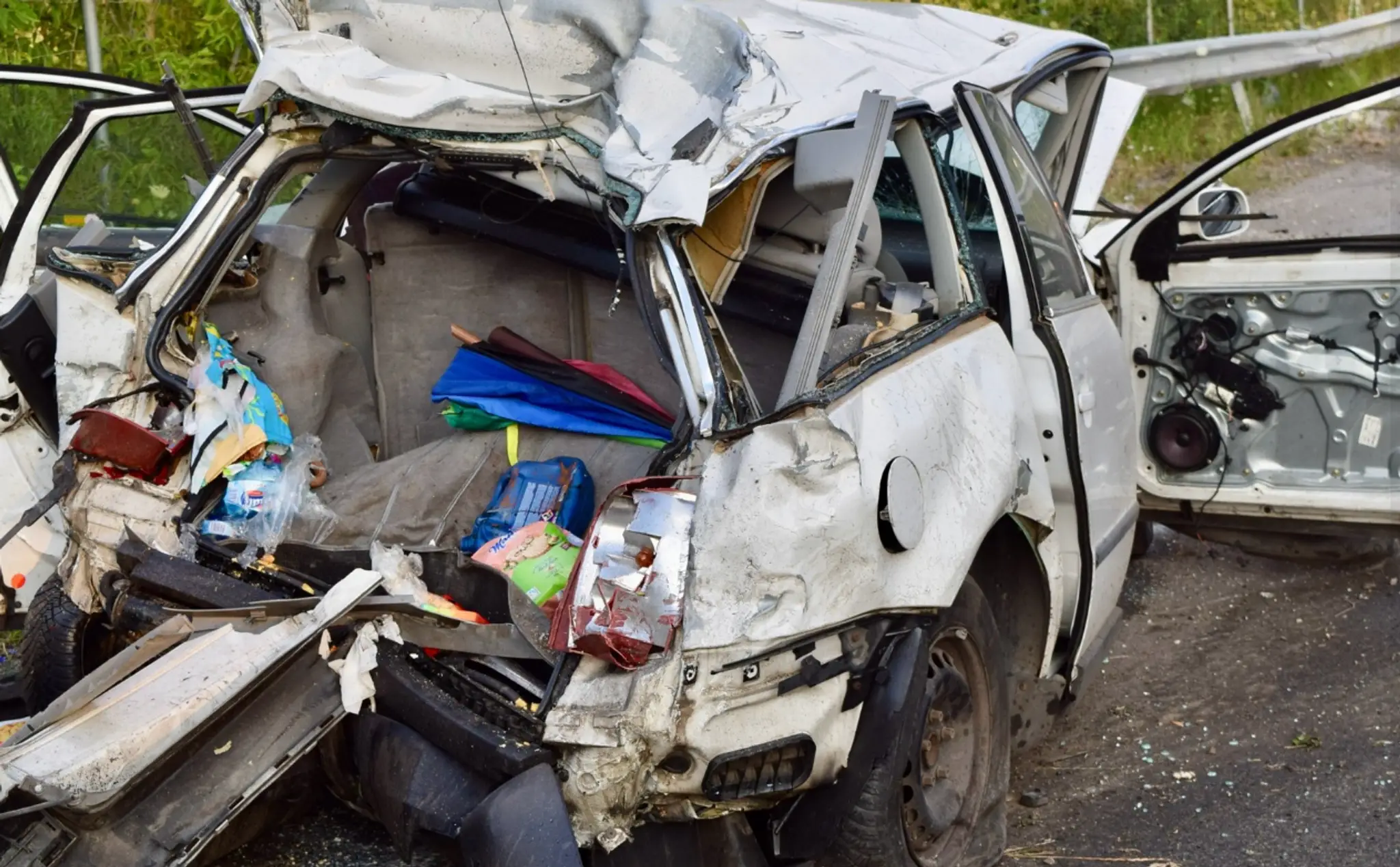 Na snímke zničené auto, do ktorého na R1 napálil kamión.