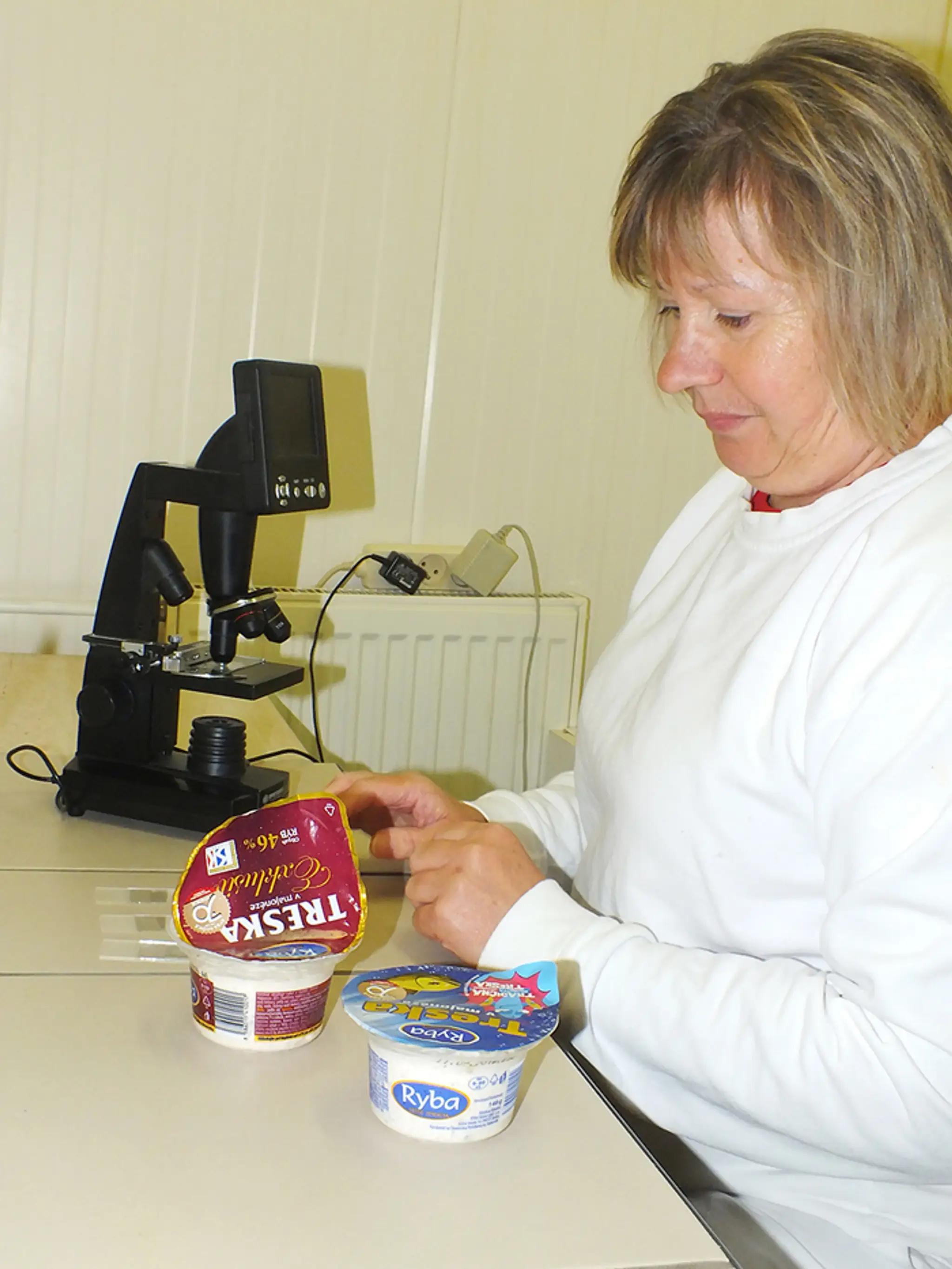 Kontrolovanie kvality tresky v majonéze v podnikovom laboratóriu.