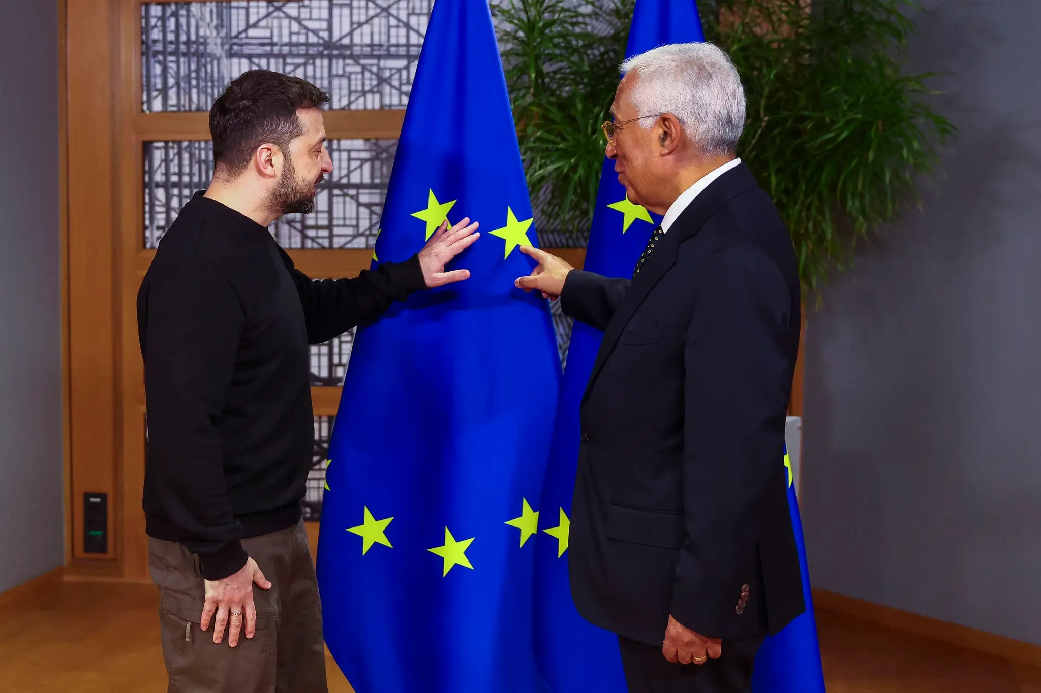 Ukrajinský prezident Volodymyr Zelenskyj a predseda Európskej rady António Costa v sídle Európskej rady v Bruseli.