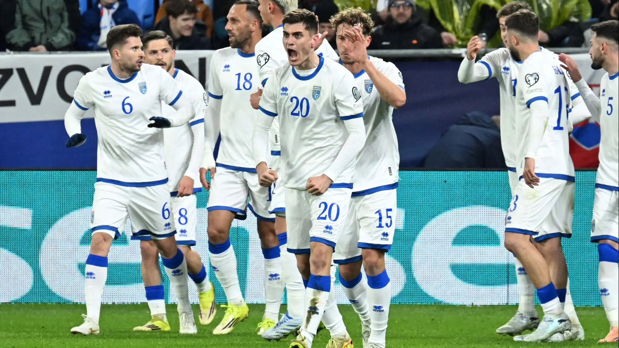 Futbalisti Kosova v zápase proti Slovensku. (cropped)