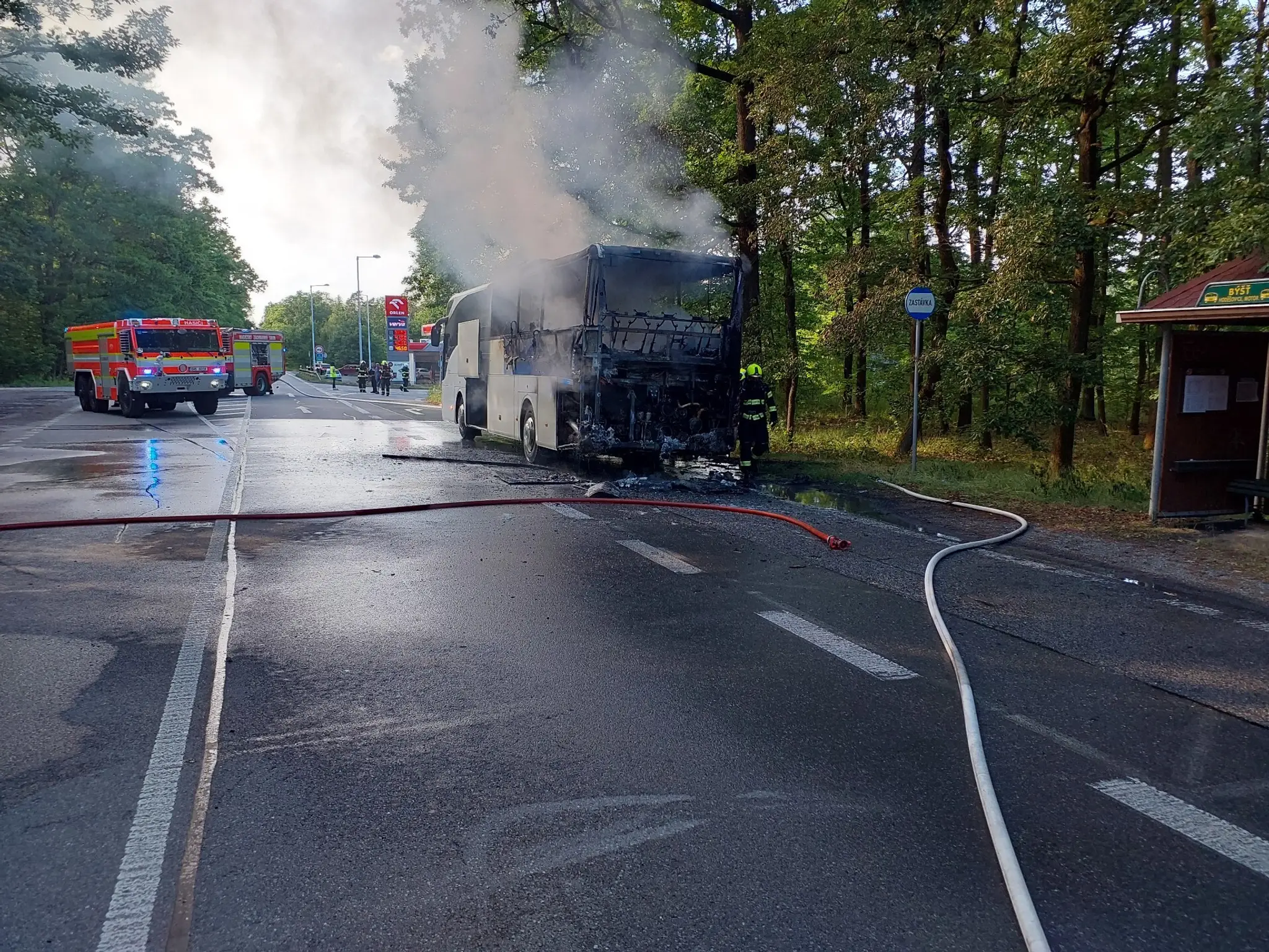Horiaci autobus vo východných Čechách