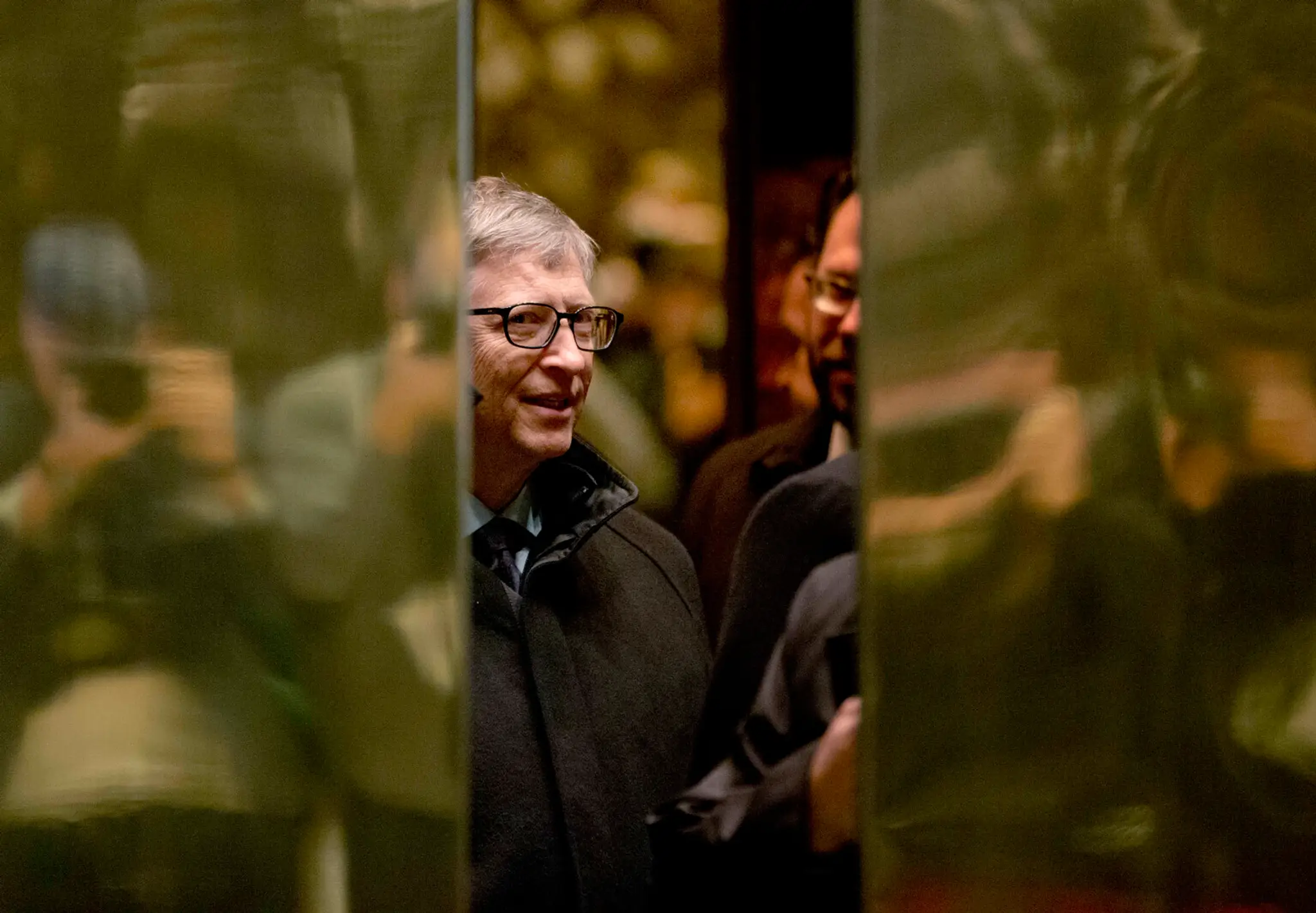 Bill Gates nastupuje do výťahu po jeho príchode do sídla budúceho amerického prezidenta Donalda Trumpa.