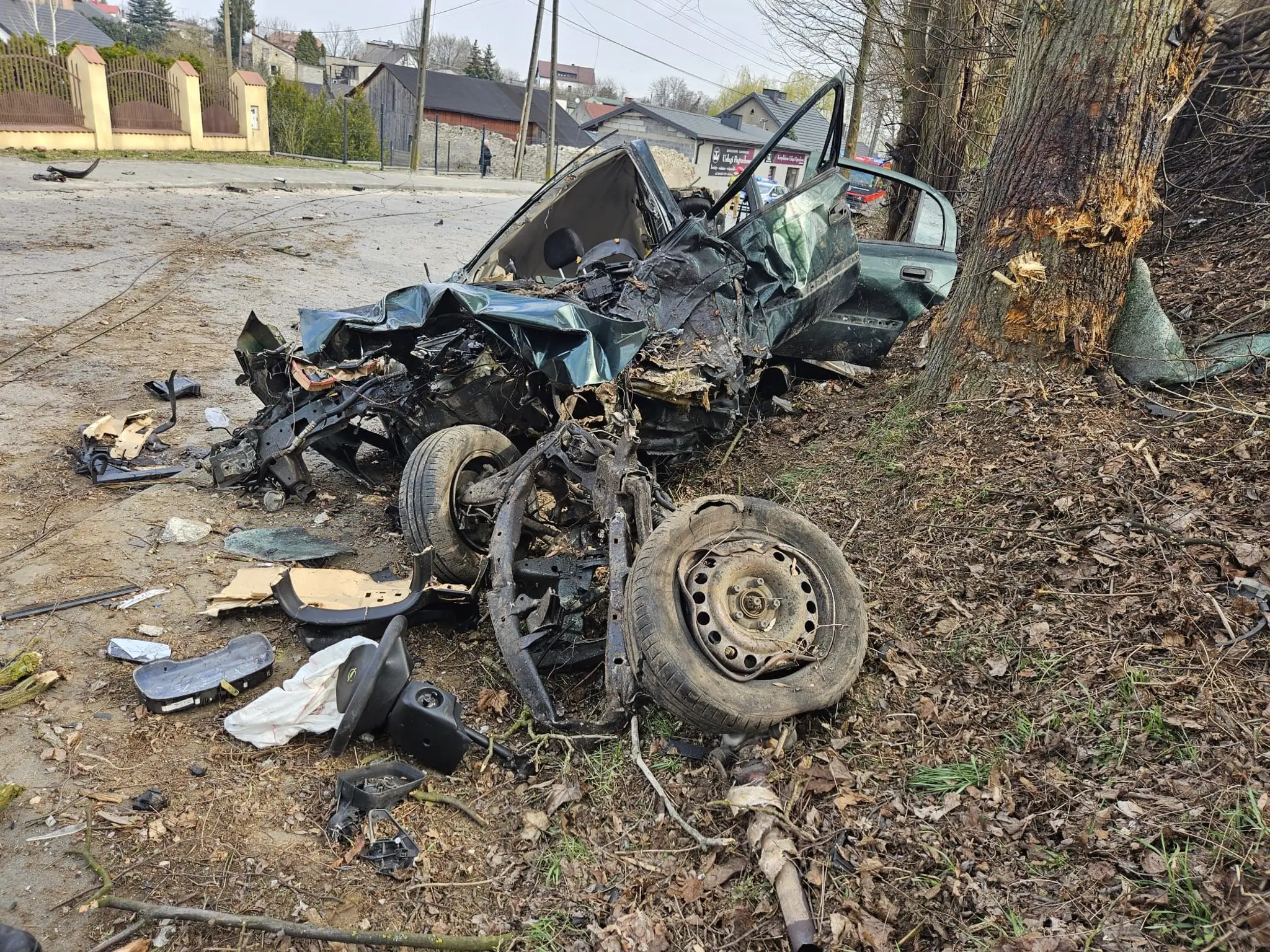 FOTO: Brutálna nehoda v Poľsku. Mladík išiel prirýchlo, auto sa doslova roztrhlo