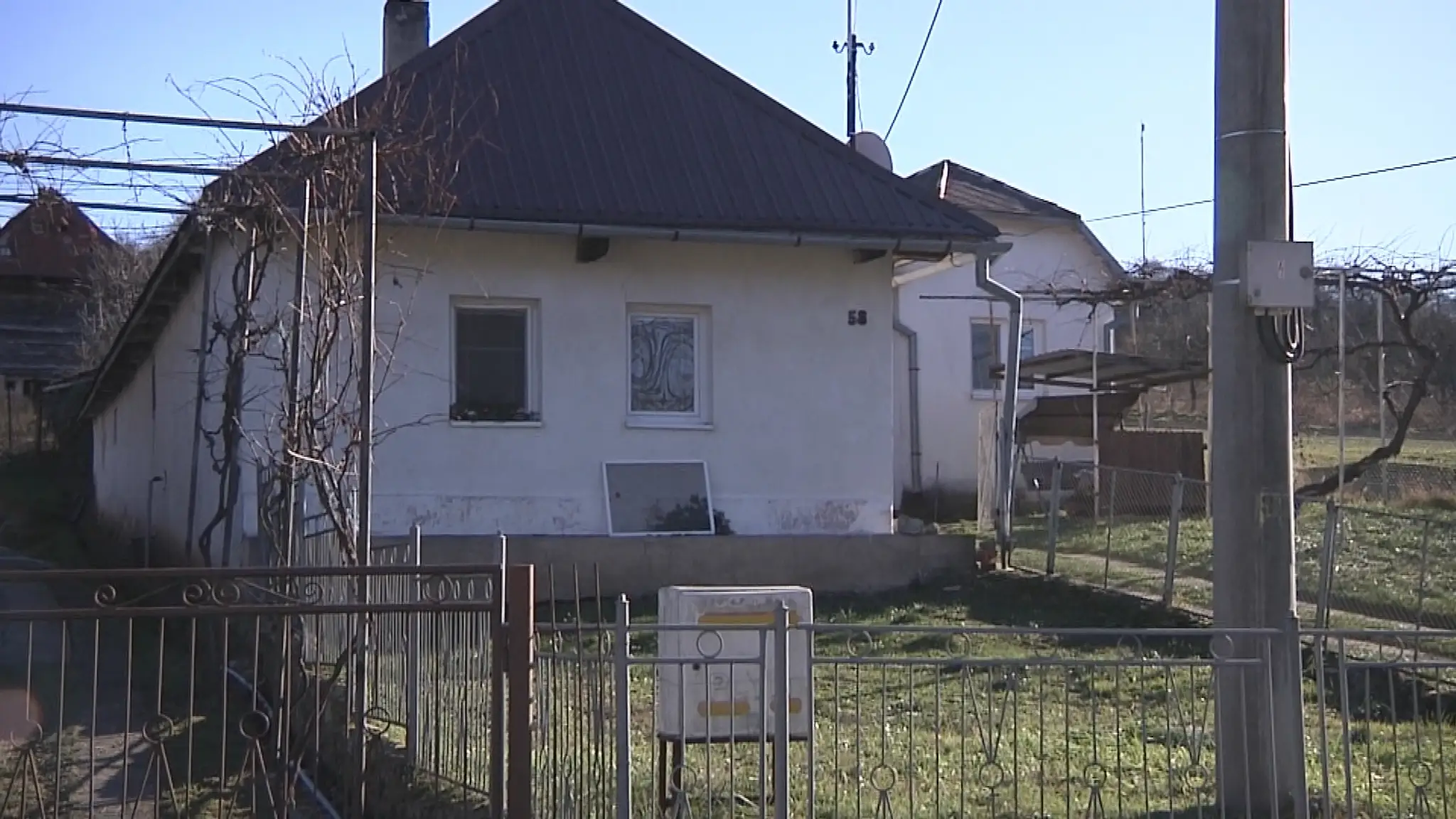 V dome v obci Husák objavili telo ženy bez známok života. 