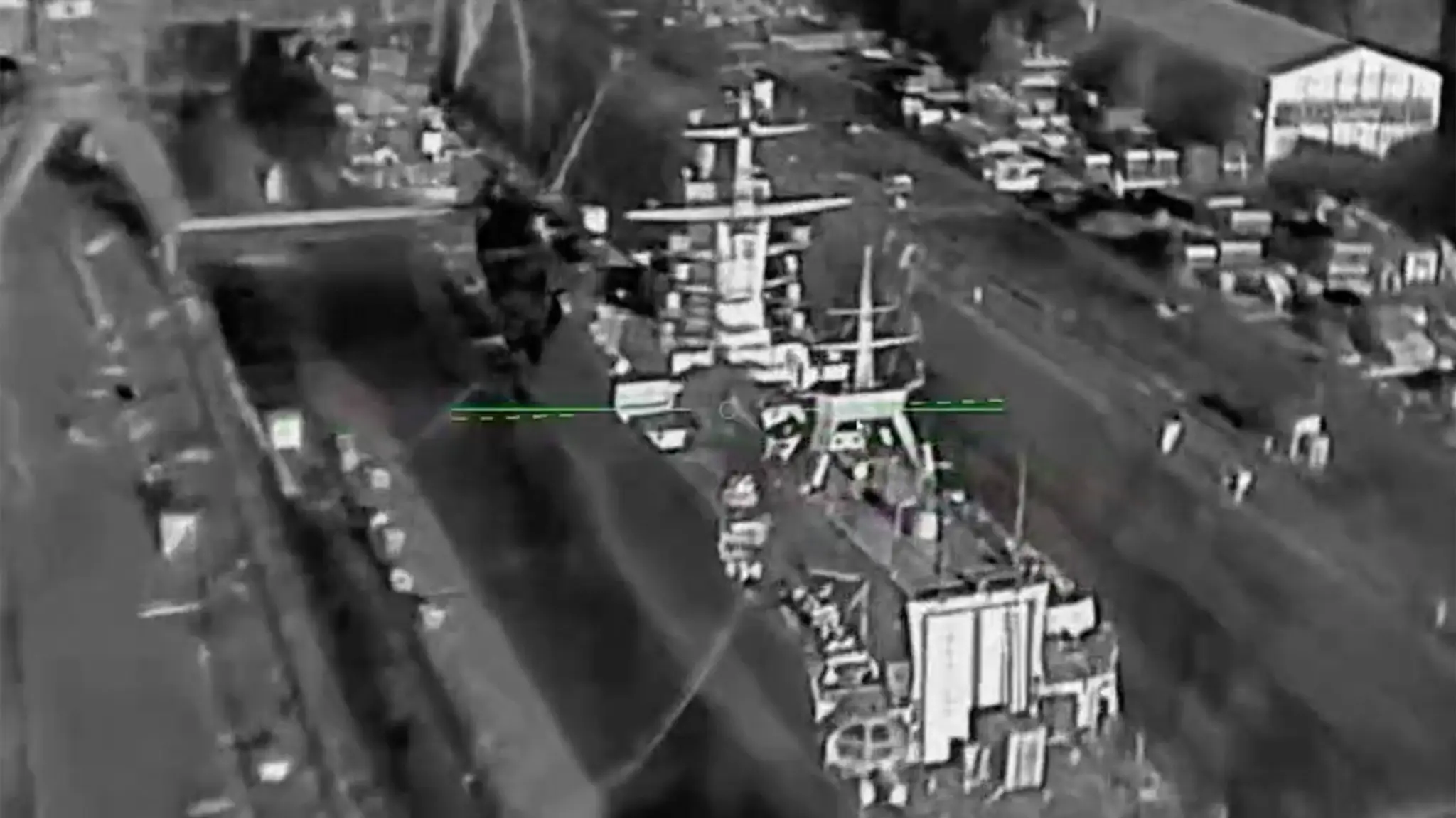Ruská raketová korveta Bojkij tesne pred zásahom dronom.
