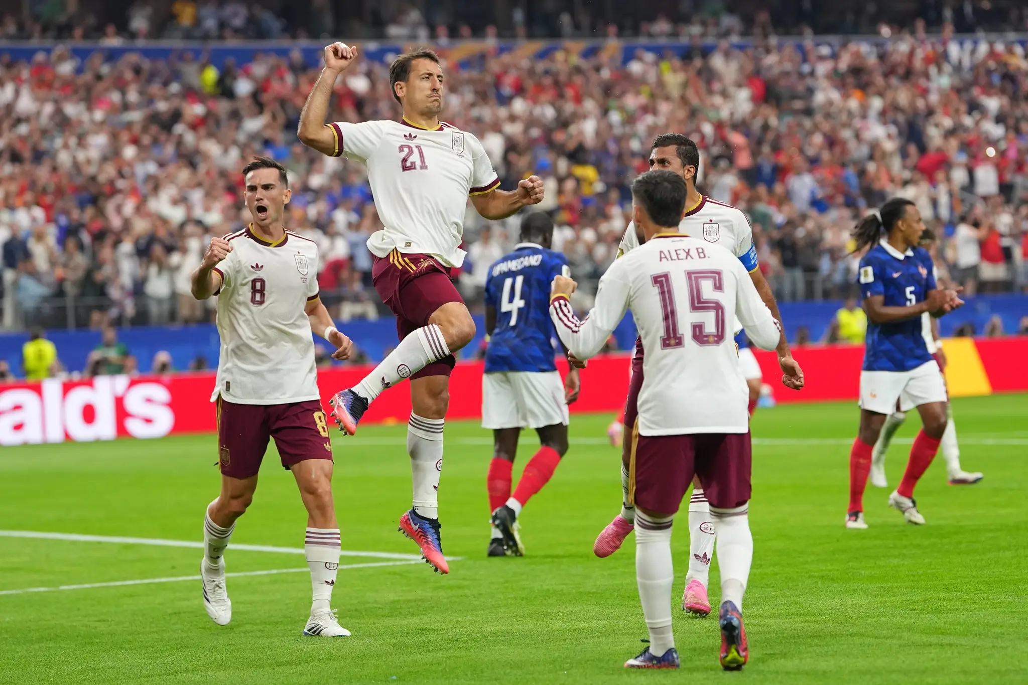 Na snímke hráč Španielska Mikel Oyarzabal (21) sa teší z gólu.