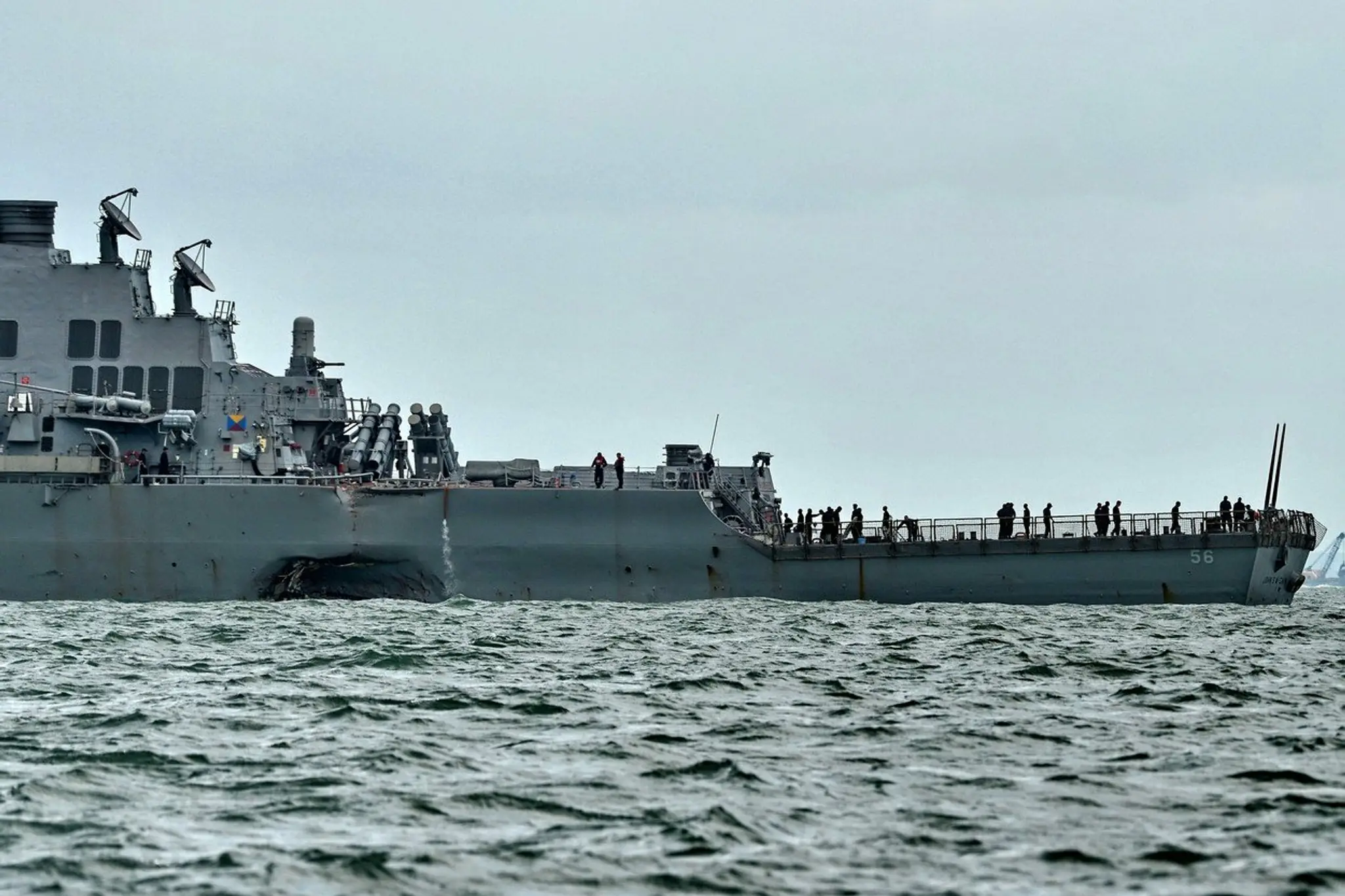 Poškodený torpédoborec USS John S. McCain.