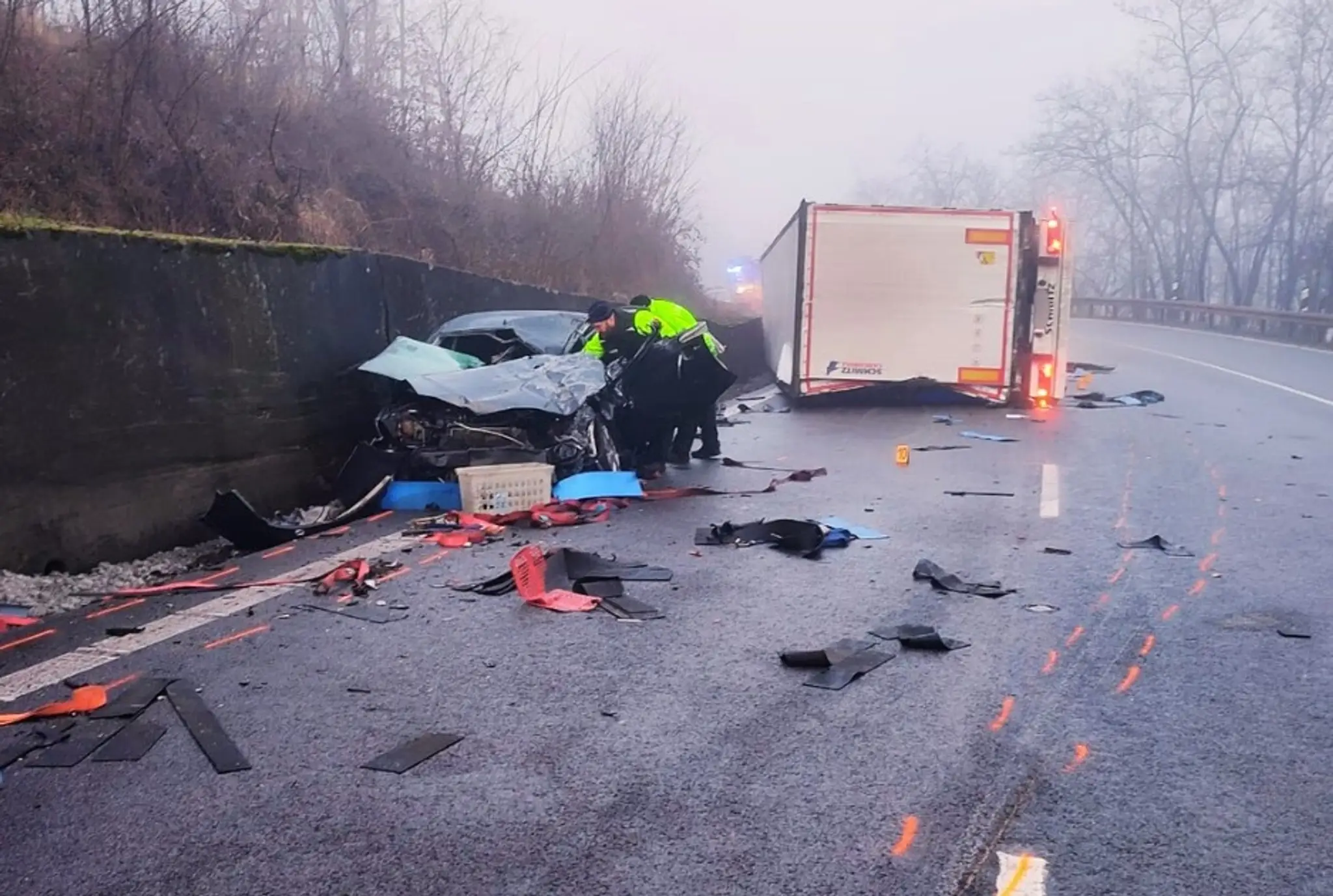 Auto bolo po zrážke zdemolované.