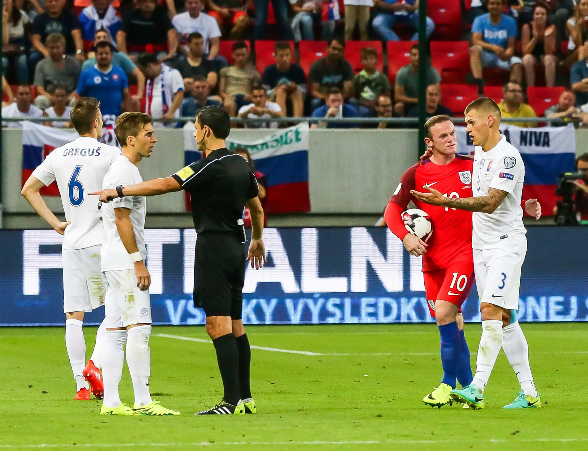 Hlavný arbiter Milorad Mažič dohovára Petrovi Pekaríkovi po vylúčení Martina Škrtela v dueli s Anglickom v kvalifikácii MS 2018.