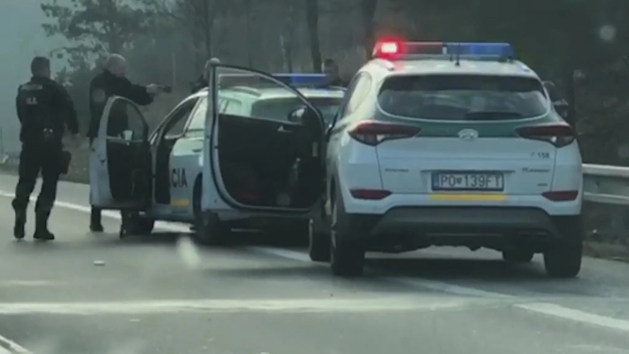 Záverečné dejstvo policajného zásahu, ktorý ukončil šialenú jazdu Daniela (44) z Poľska.